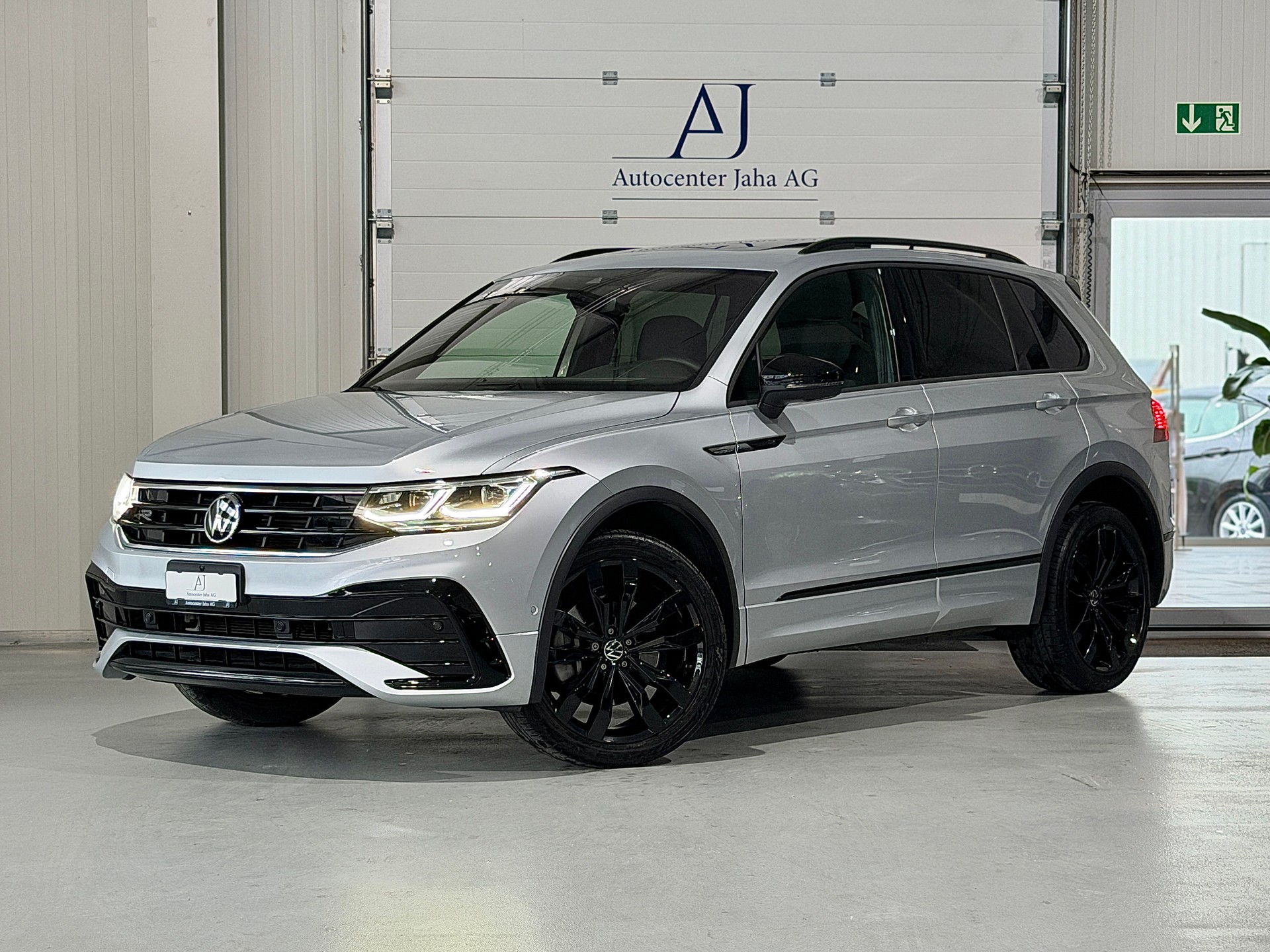 VW Tiguan 2.0TSI R-Line 4Motion DSG (CH) Black Style *244PS*-image-0