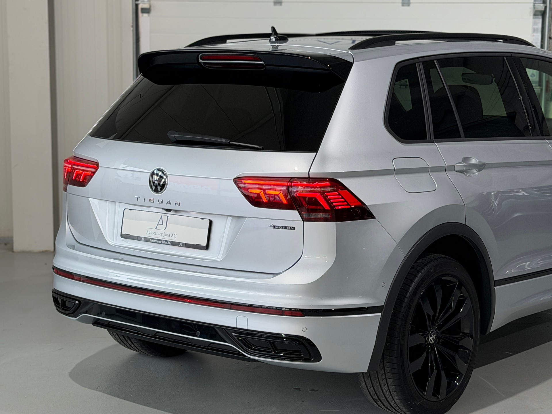 VW Tiguan 2.0TSI R-Line 4Motion DSG (CH) Black Style *244PS*-image-7