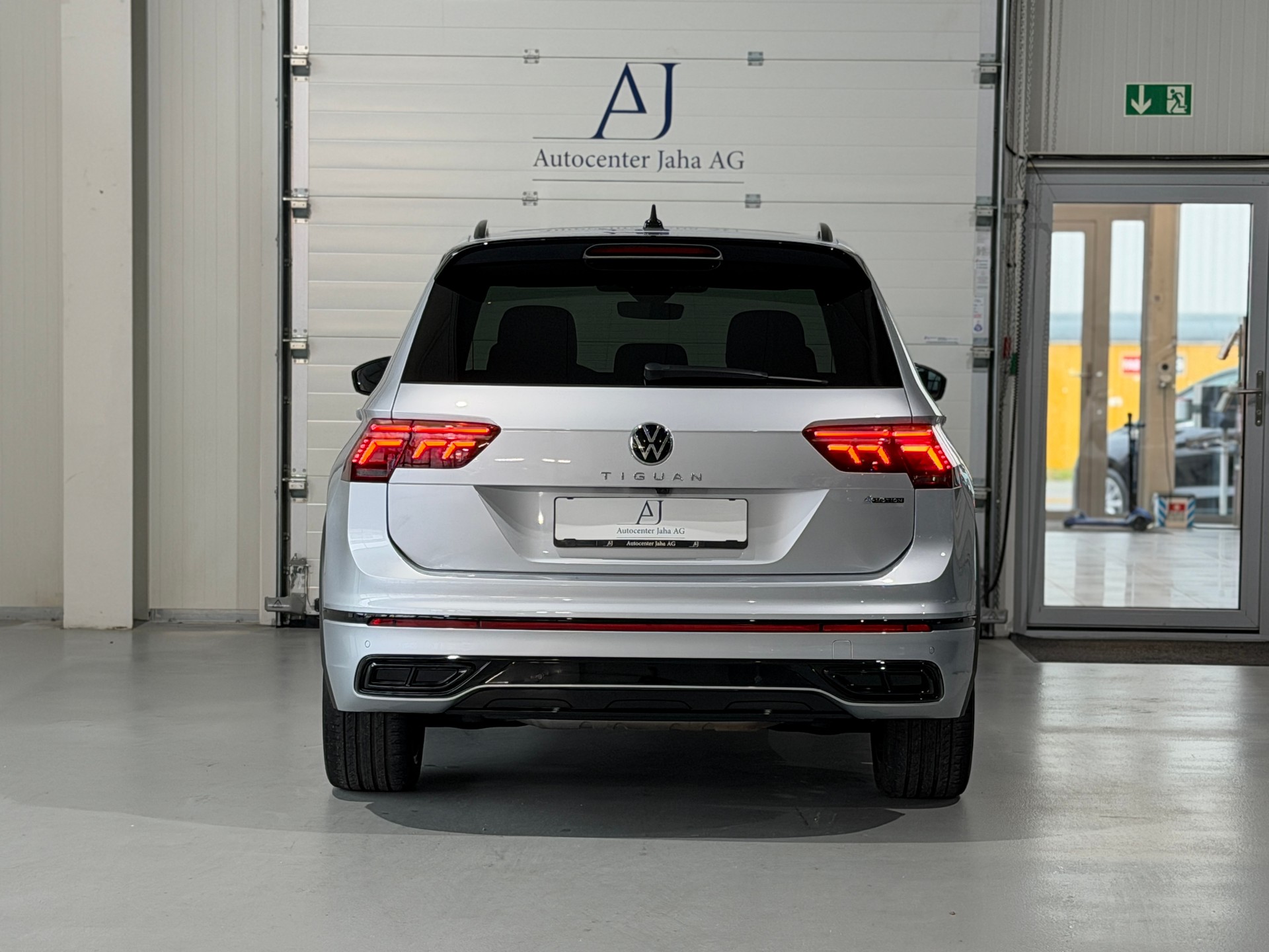 VW Tiguan 2.0TSI R-Line 4Motion DSG (CH) Black Style *244PS*-image-22