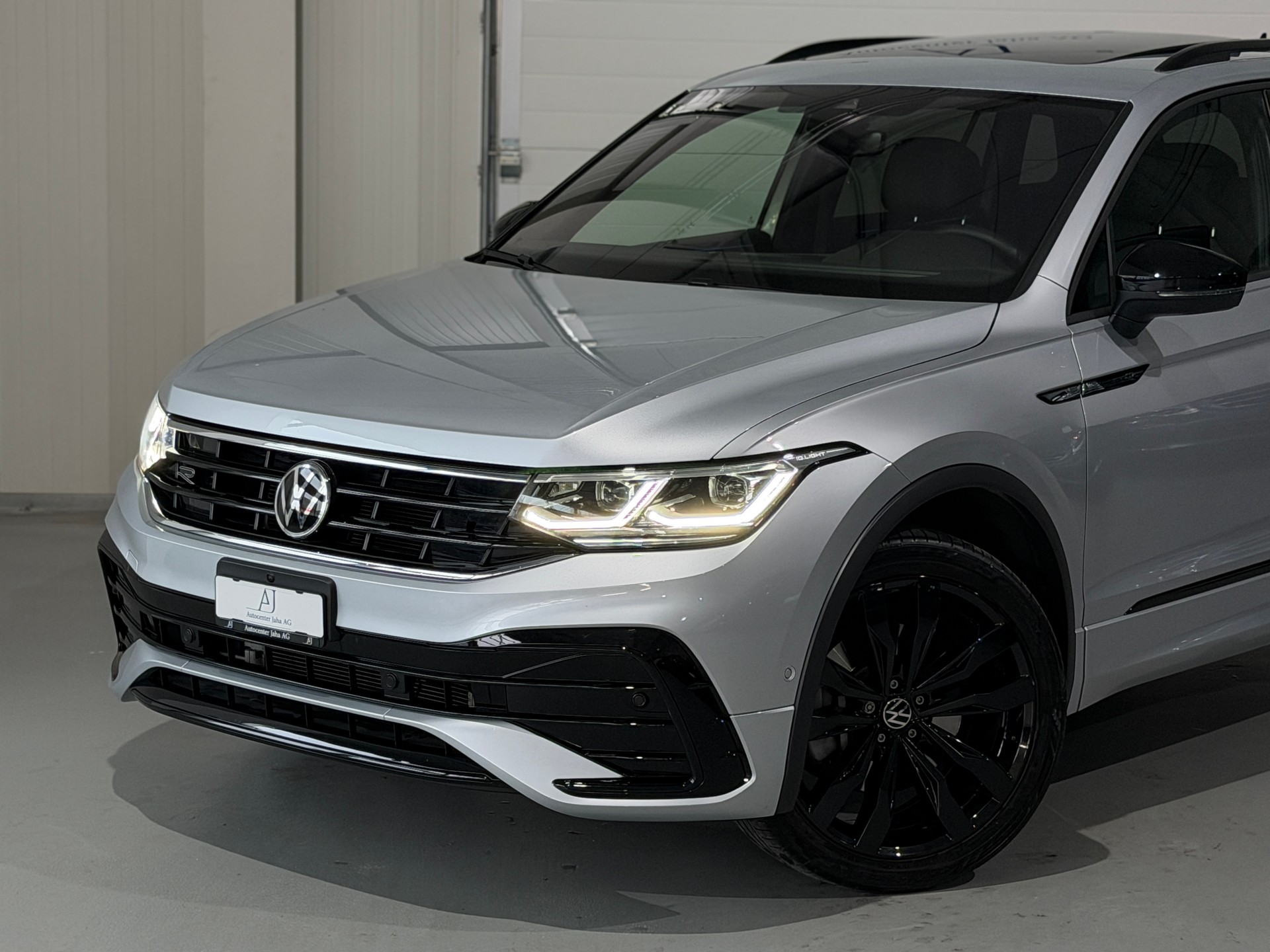VW Tiguan 2.0TSI R-Line 4Motion DSG (CH) Black Style *244PS*-image-1