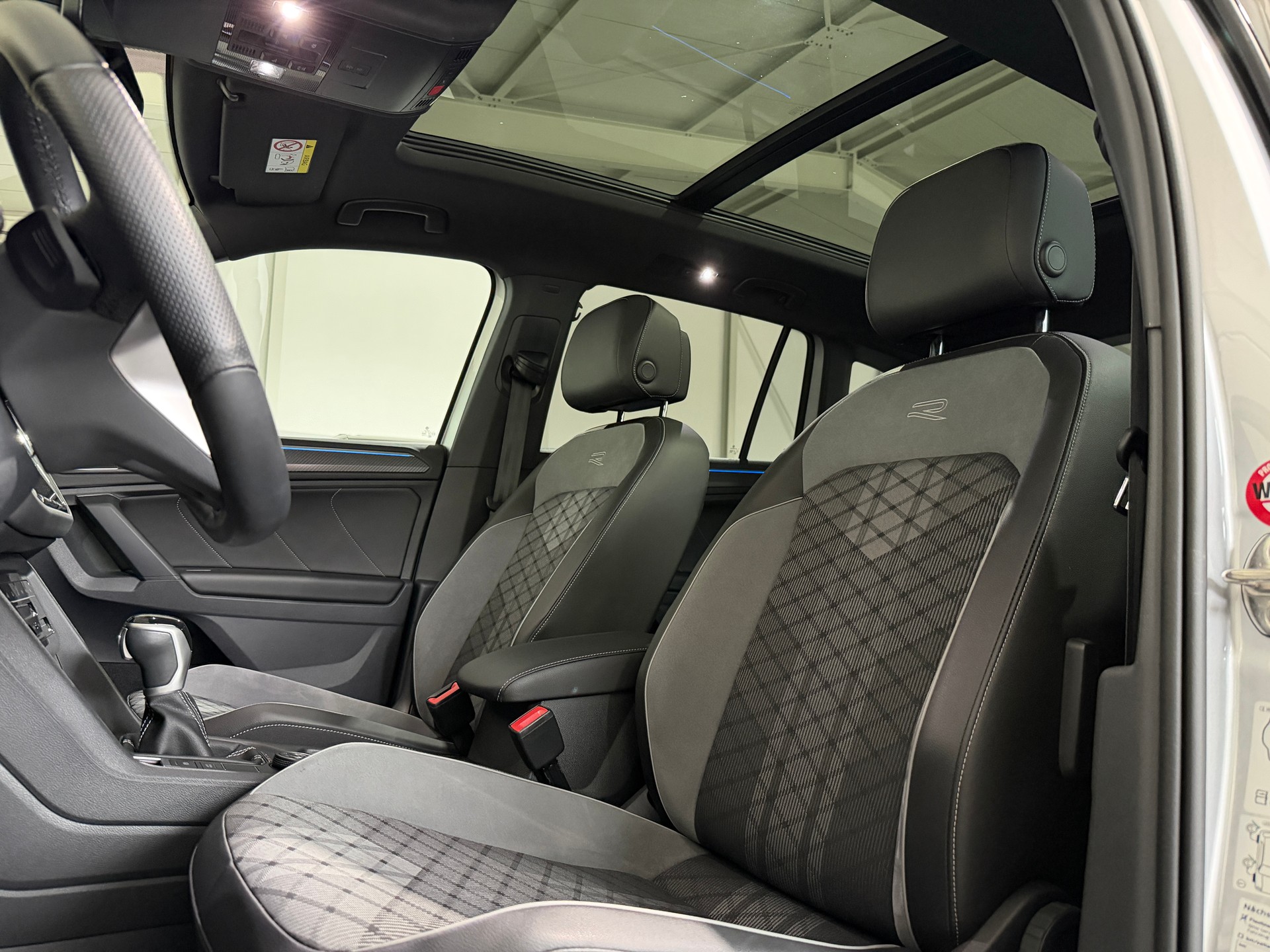 VW Tiguan 2.0TSI R-Line 4Motion DSG (CH) Black Style *244PS*-image-18