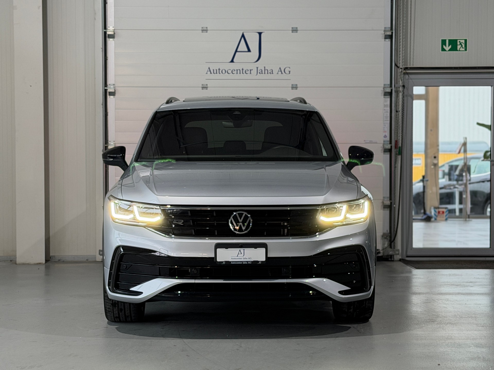 VW Tiguan 2.0TSI R-Line 4Motion DSG (CH) Black Style *244PS*-image-4