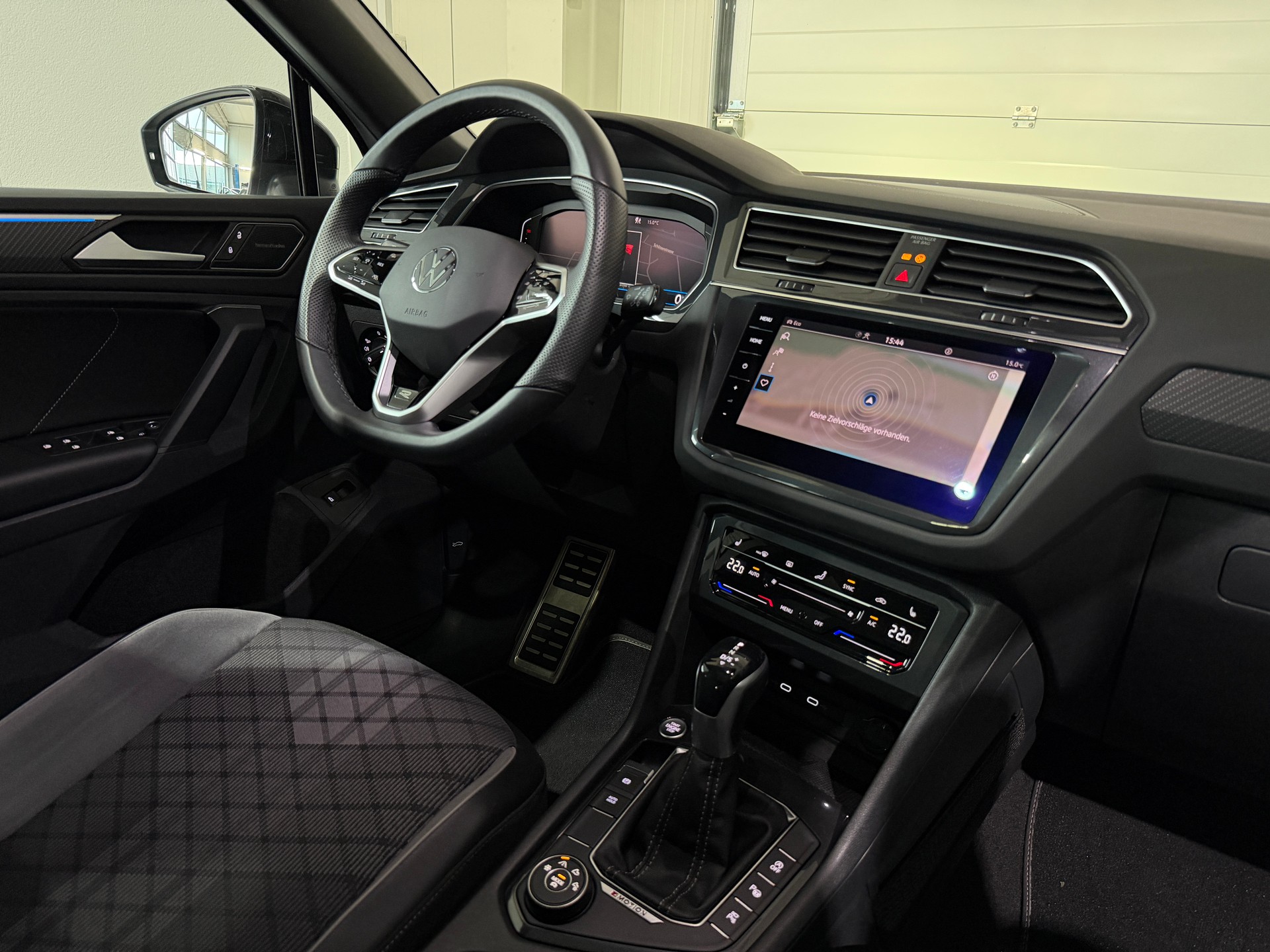 VW Tiguan 2.0TSI R-Line 4Motion DSG (CH) Black Style *244PS*-image-13