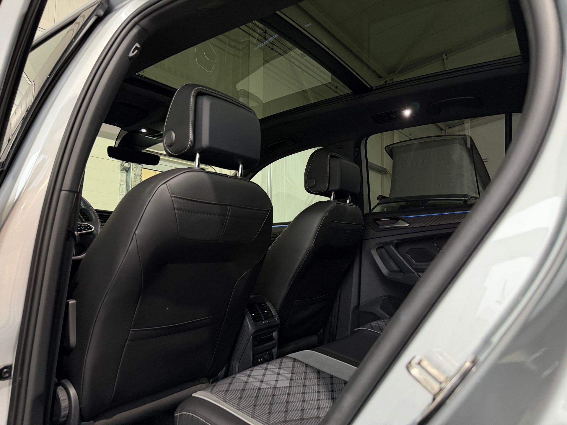 VW Tiguan 2.0TSI R-Line 4Motion DSG (CH) Black Style *244PS*-image-16