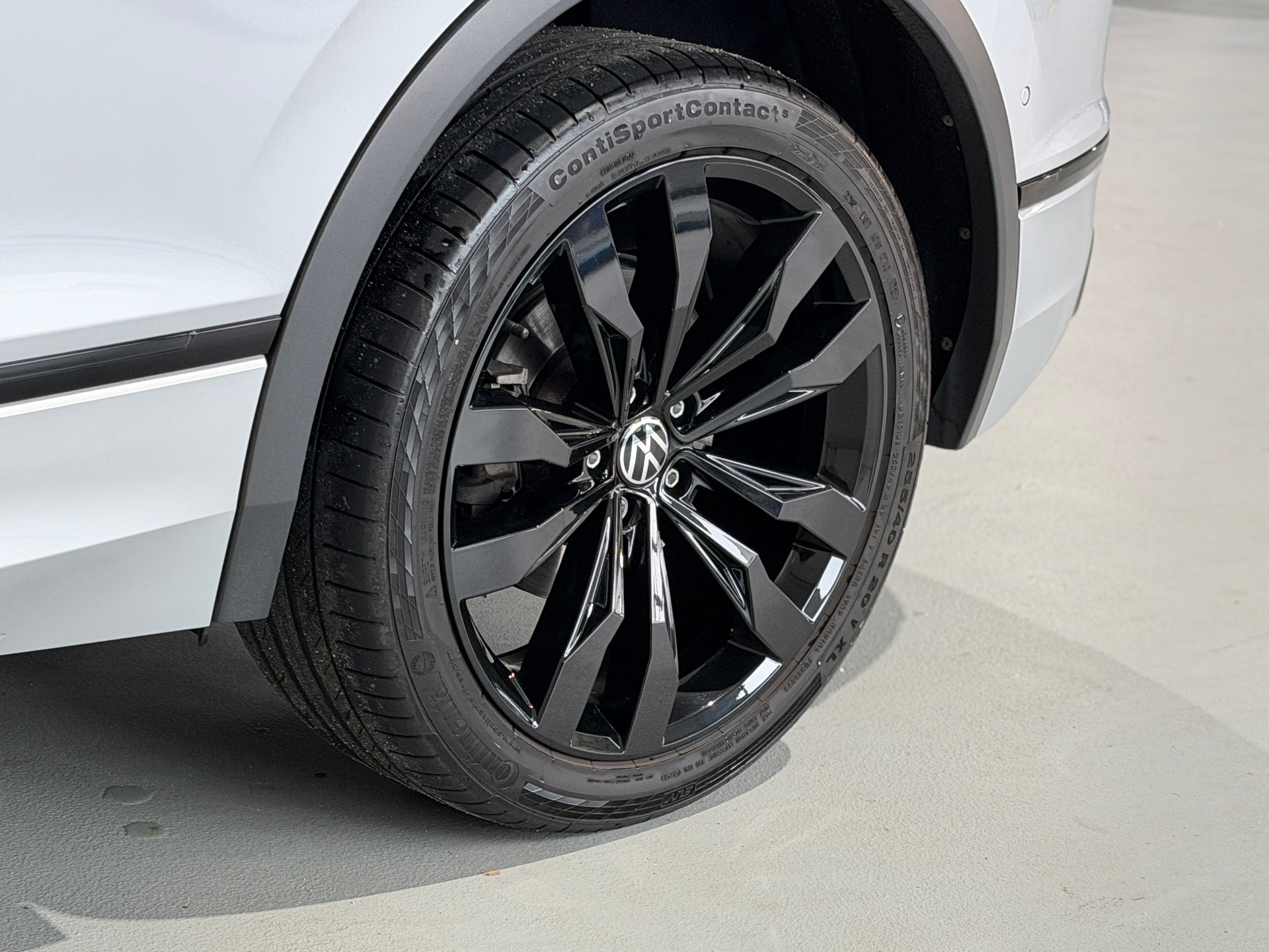 VW Tiguan 2.0TSI R-Line 4Motion DSG (CH) Black Style *244PS*-image-19