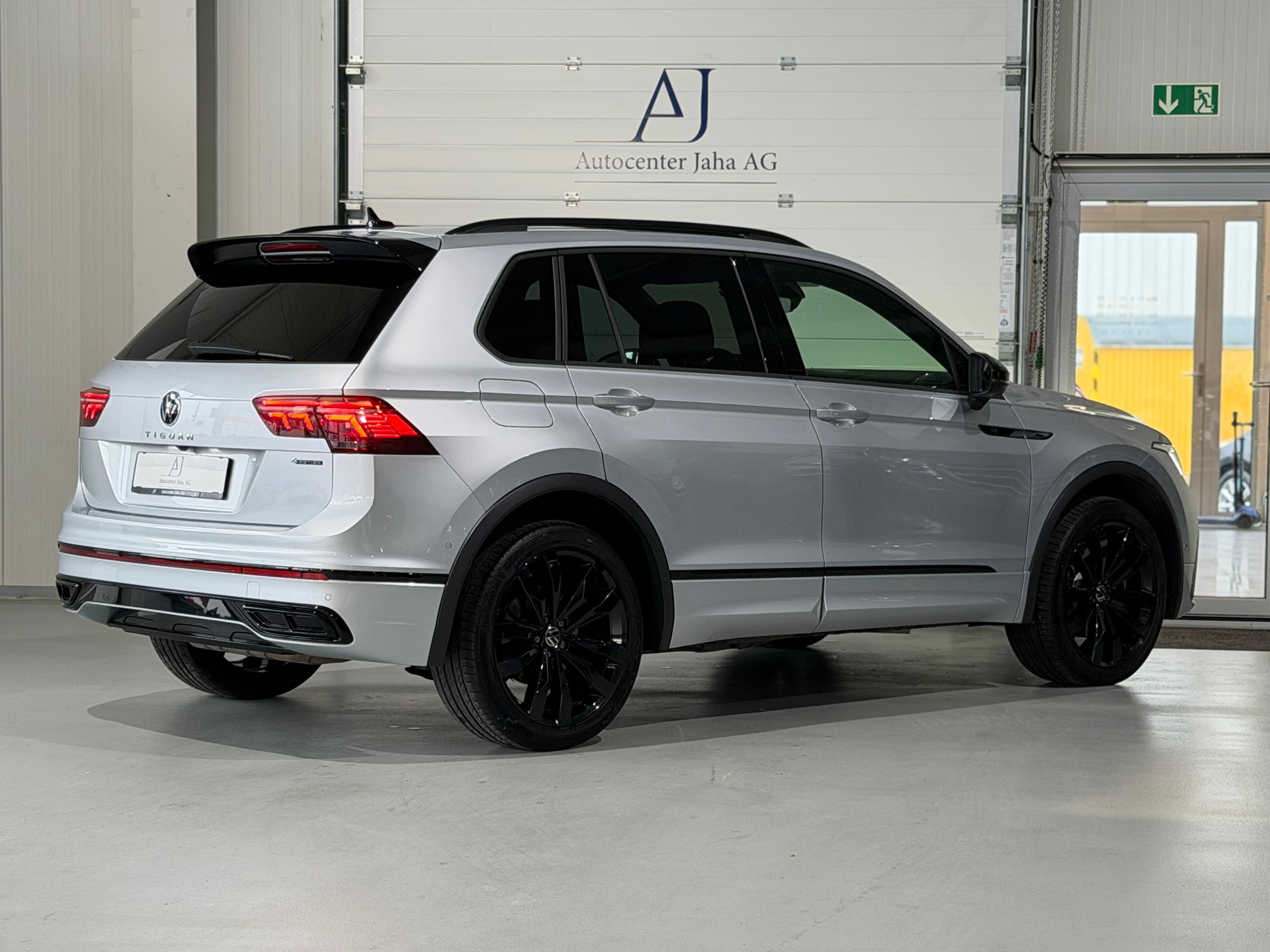 VW Tiguan 2.0TSI R-Line 4Motion DSG (CH) Black Style *244PS*-image-6