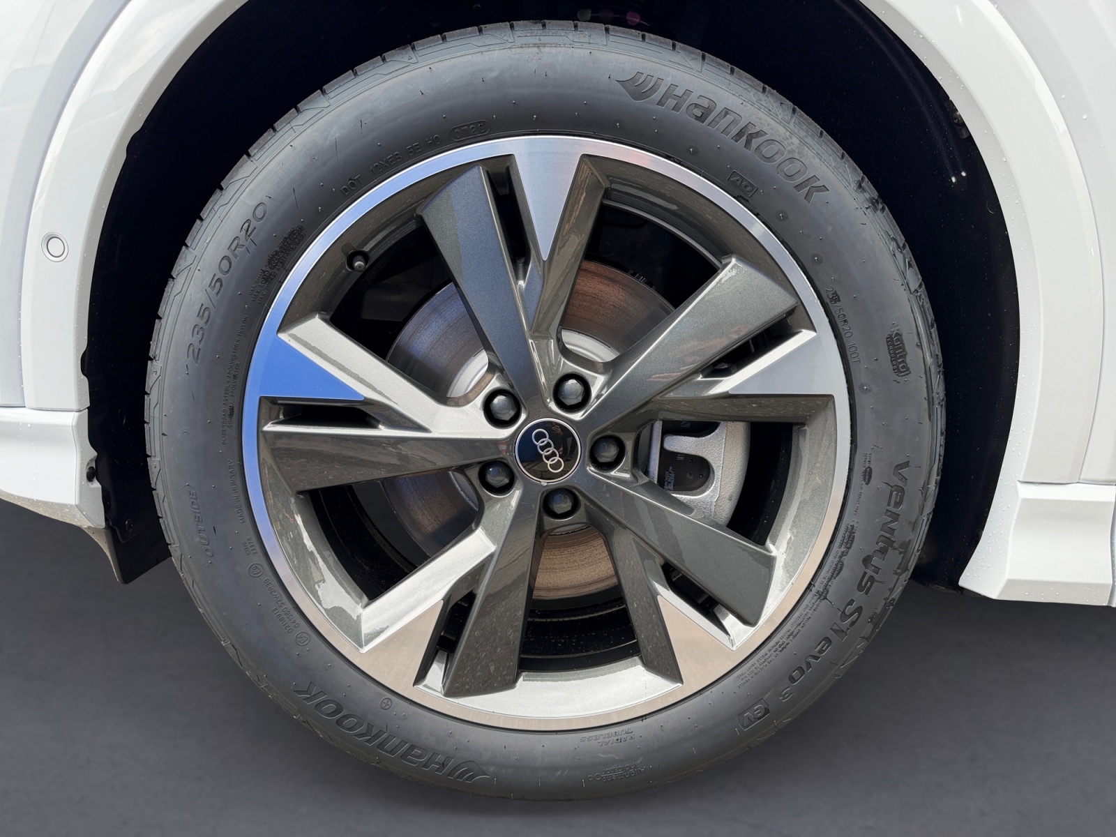 AUDI Q4 e-tron 45 Edition Swiss Ski quattro-image-11