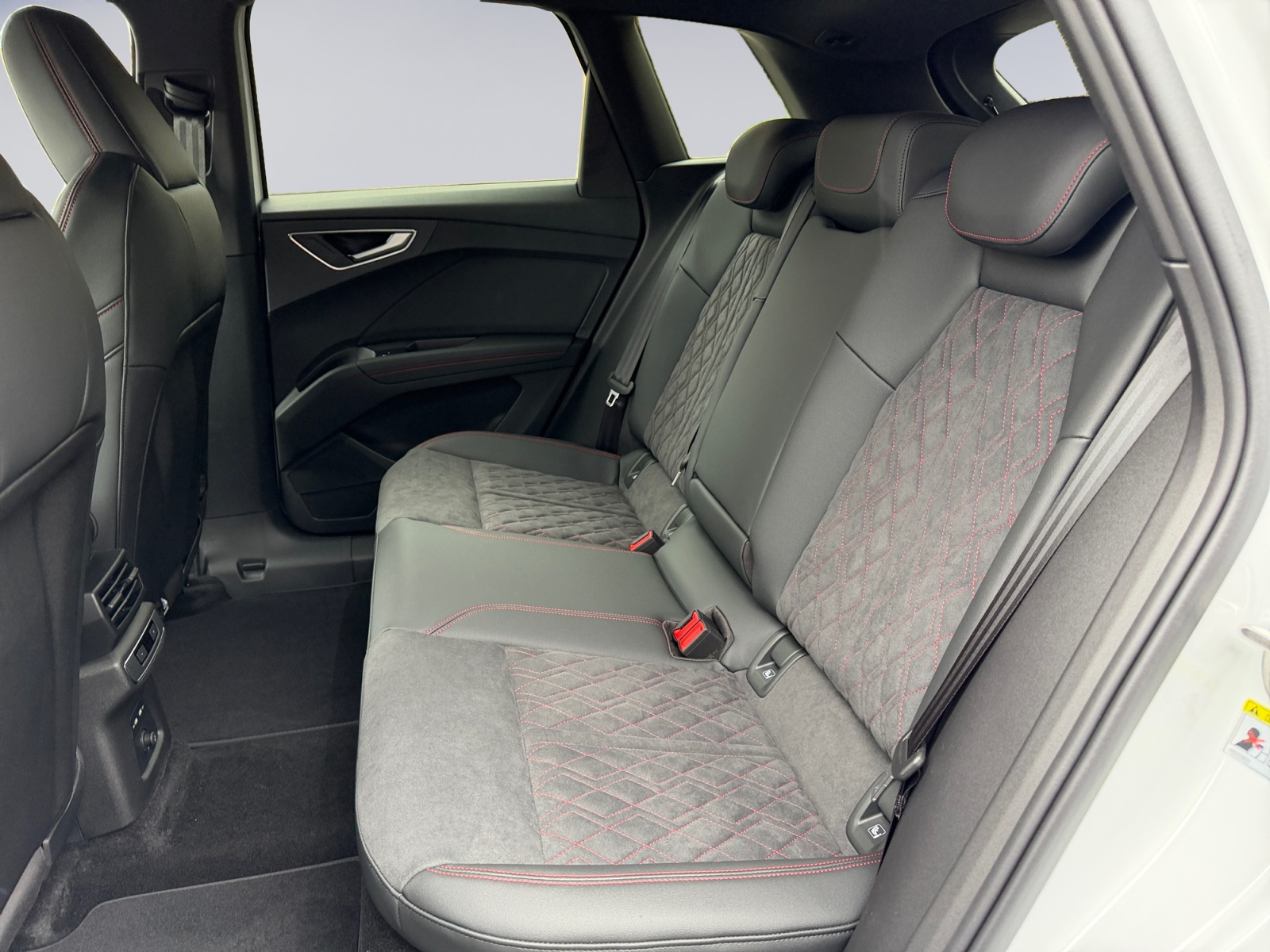 AUDI Q4 e-tron 45 Edition Swiss Ski quattro-image-10