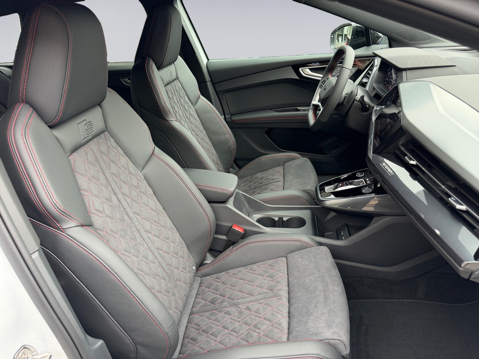 AUDI Q4 e-tron 45 Edition Swiss Ski quattro-image-12