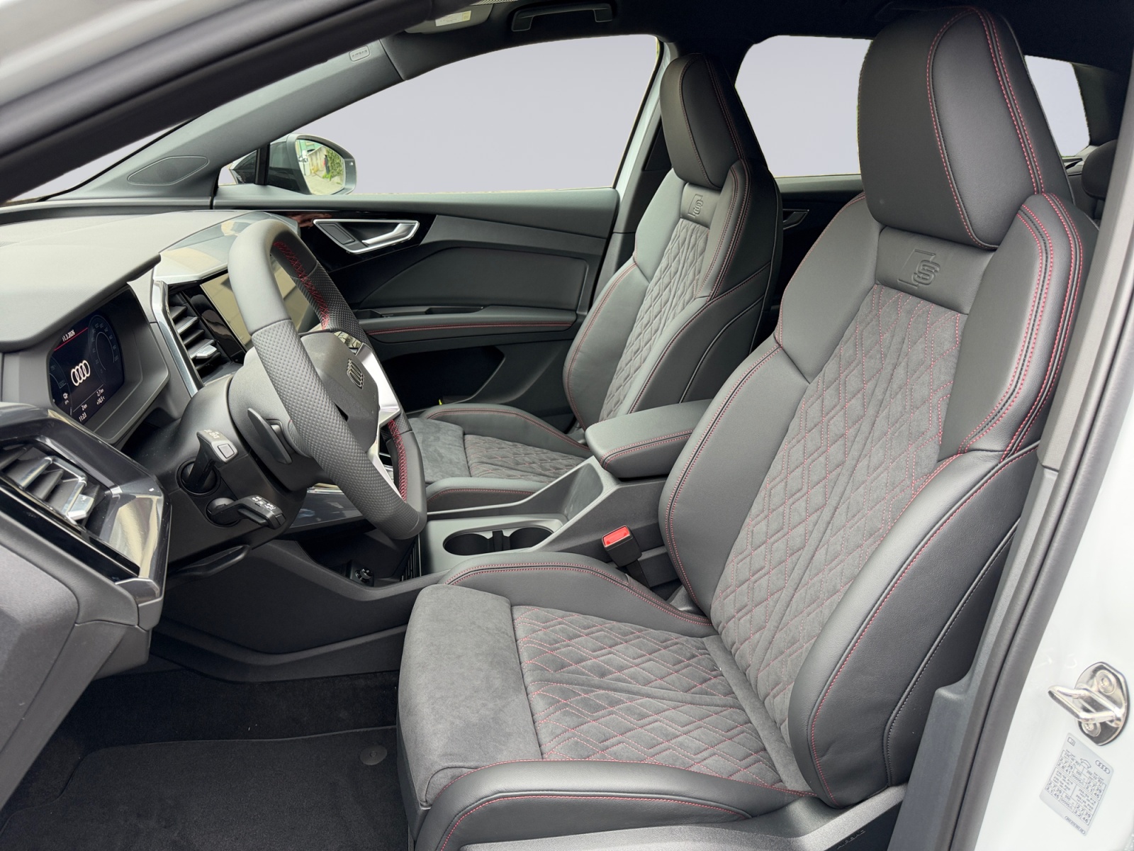 AUDI Q4 e-tron 45 Edition Swiss Ski quattro-image-6