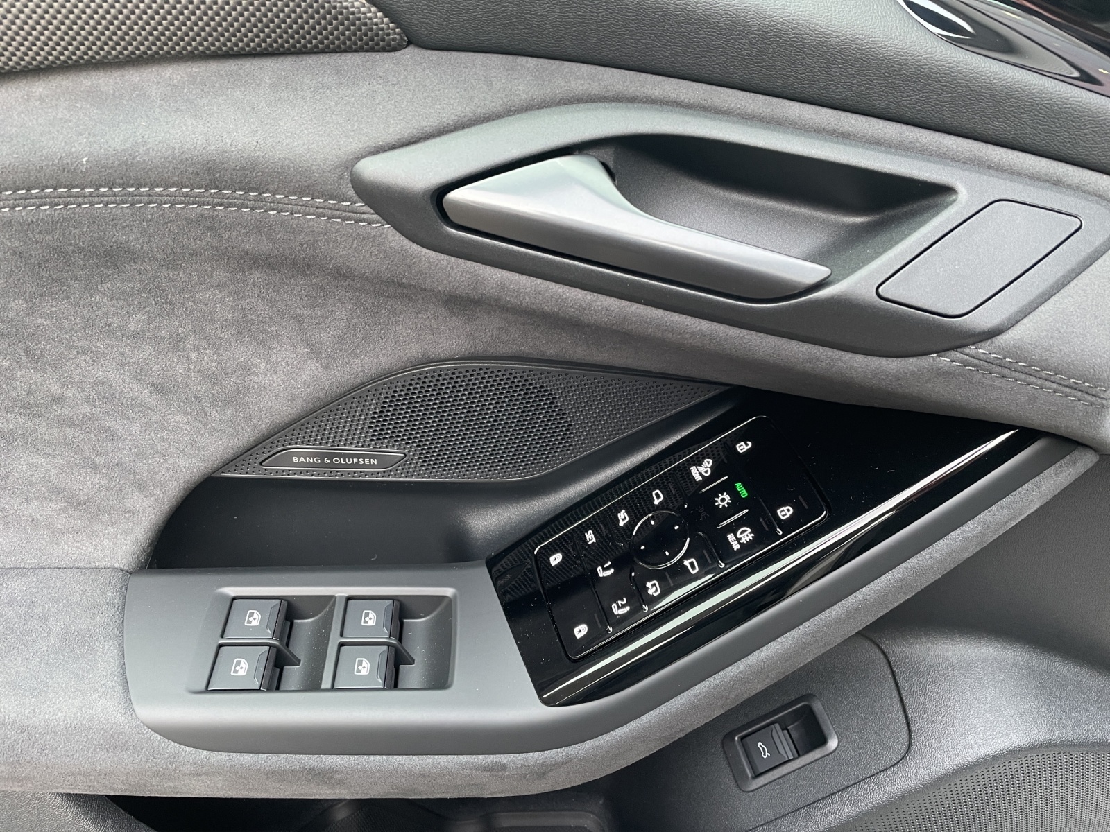 AUDI A6 Avant e-tron quattro-image-8