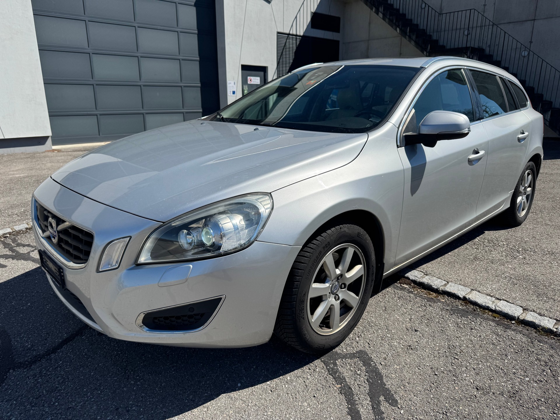 VOLVO V60 T5 Powershift-image-0