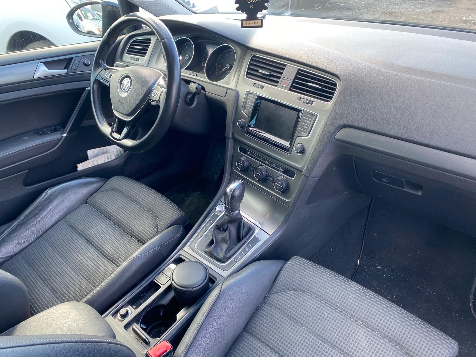 VW Golf 1.2 TSI R-Line Design DSG-image-10