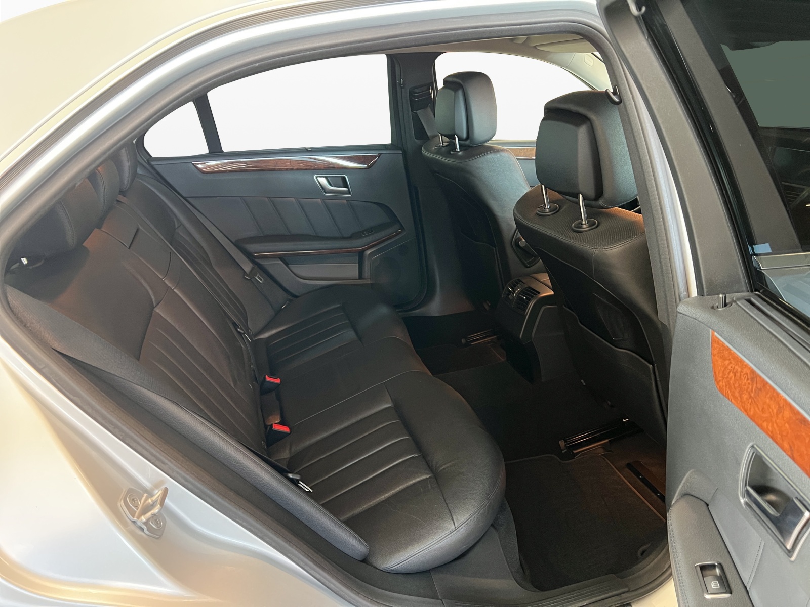 MERCEDES-BENZ E 350 CGI BlueEfficiency Elégance 4Matic 7G-Tronic-image-9
