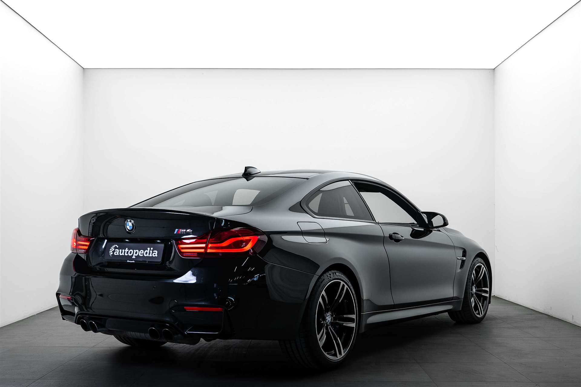 BMW M4 Coupé DKG-showroom-element-2