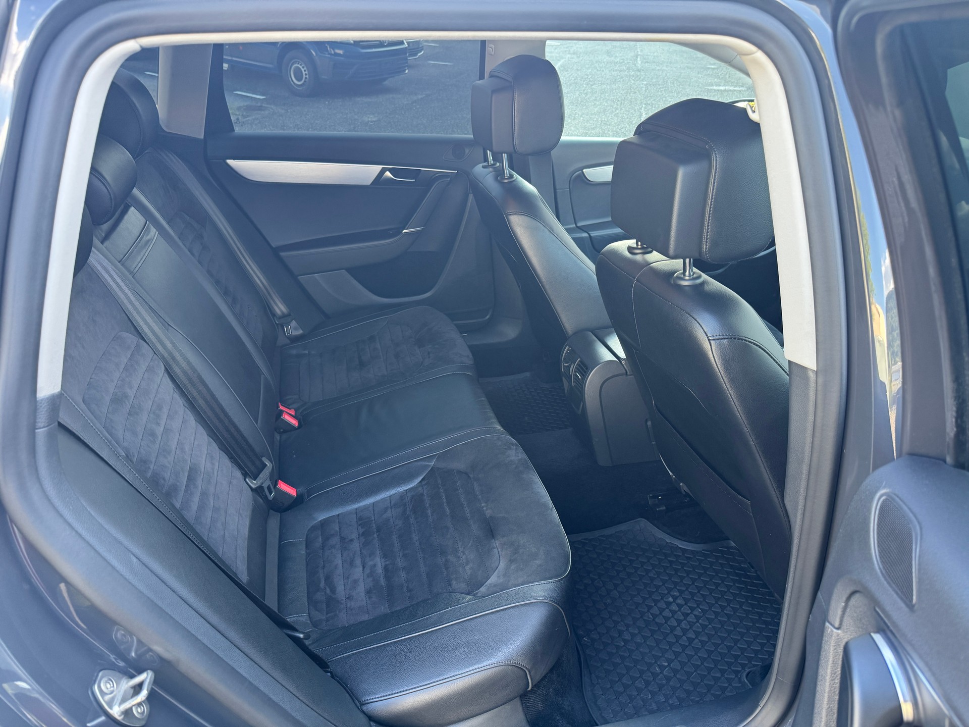 VW Passat Variant 3.6 Highline 4Motion DSG-image-16