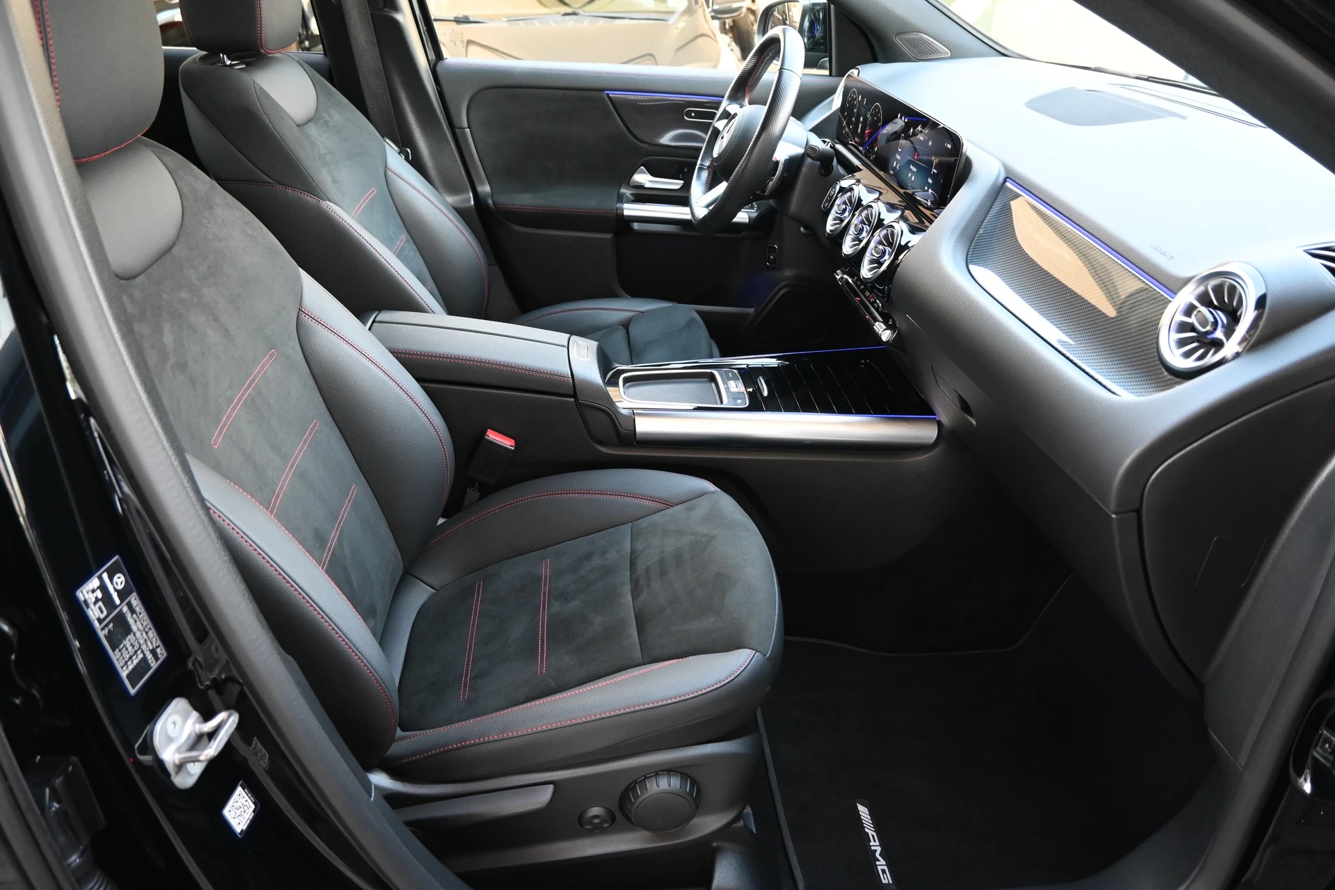 MERCEDES-BENZ GLA 200 AMG Line 7G-DCT + Facelift Modell-image-11