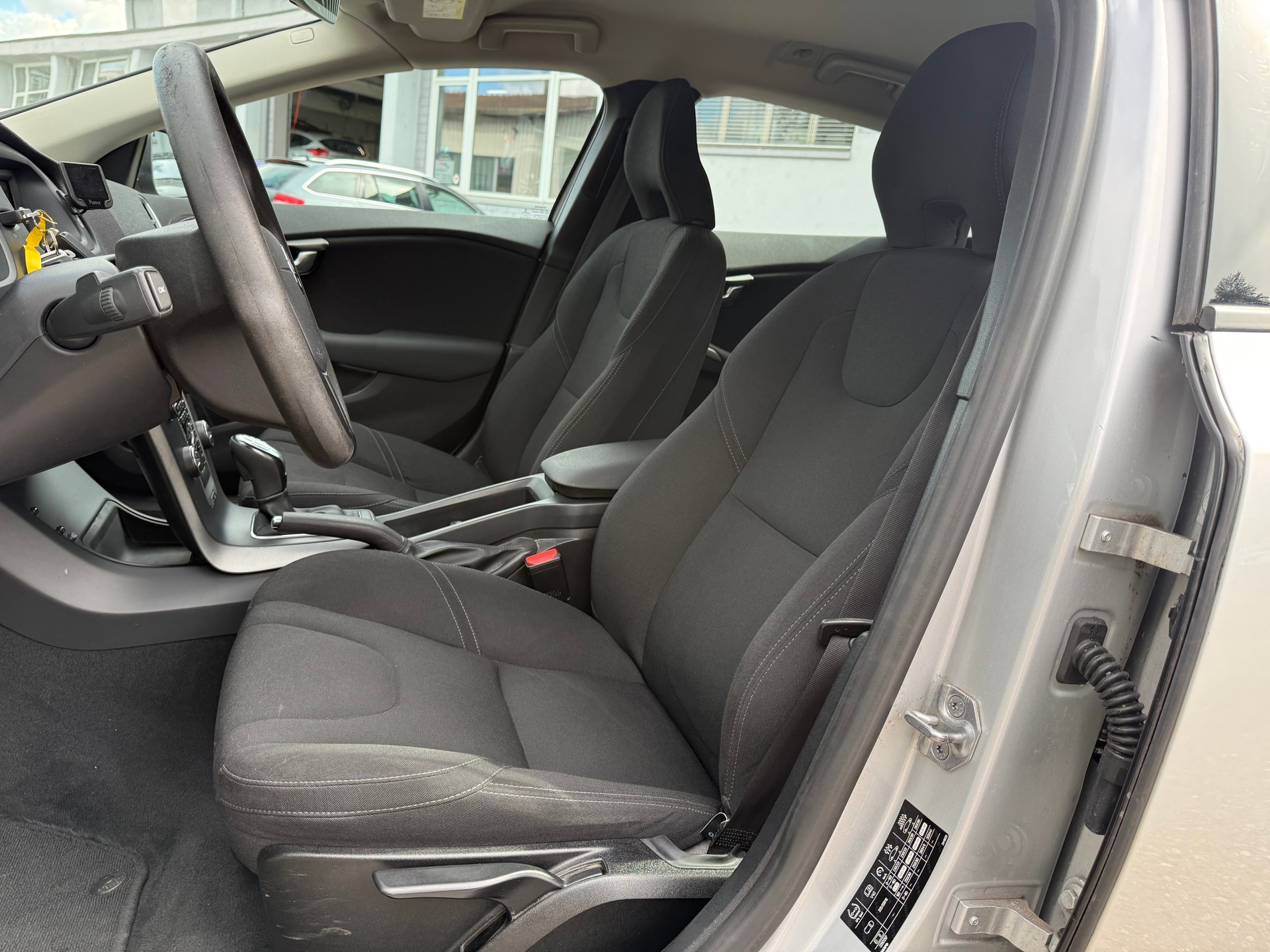 VOLVO V40 T2 Momentum Geartronic-image-8