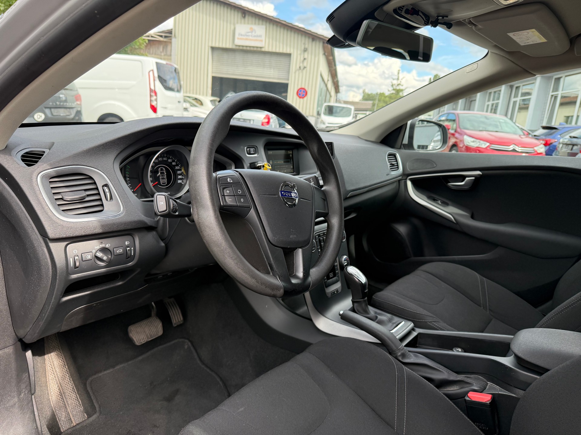 VOLVO V40 T2 Momentum Geartronic-image-5