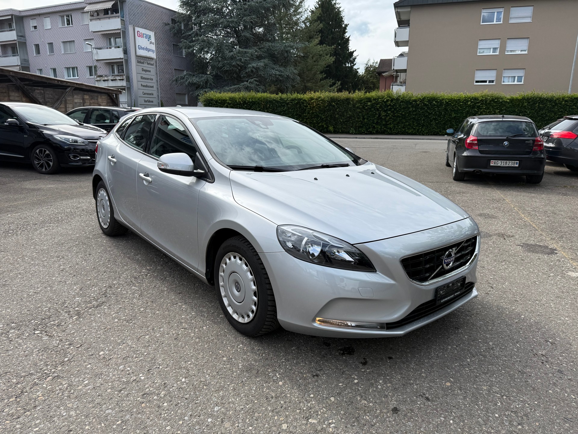 VOLVO V40 T2 Momentum Geartronic-image-1