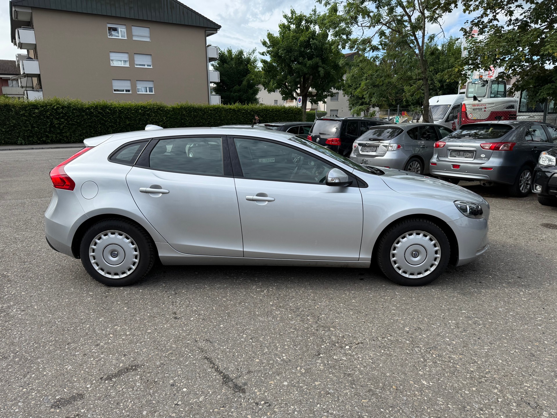 VOLVO V40 T2 Momentum Geartronic-image-2