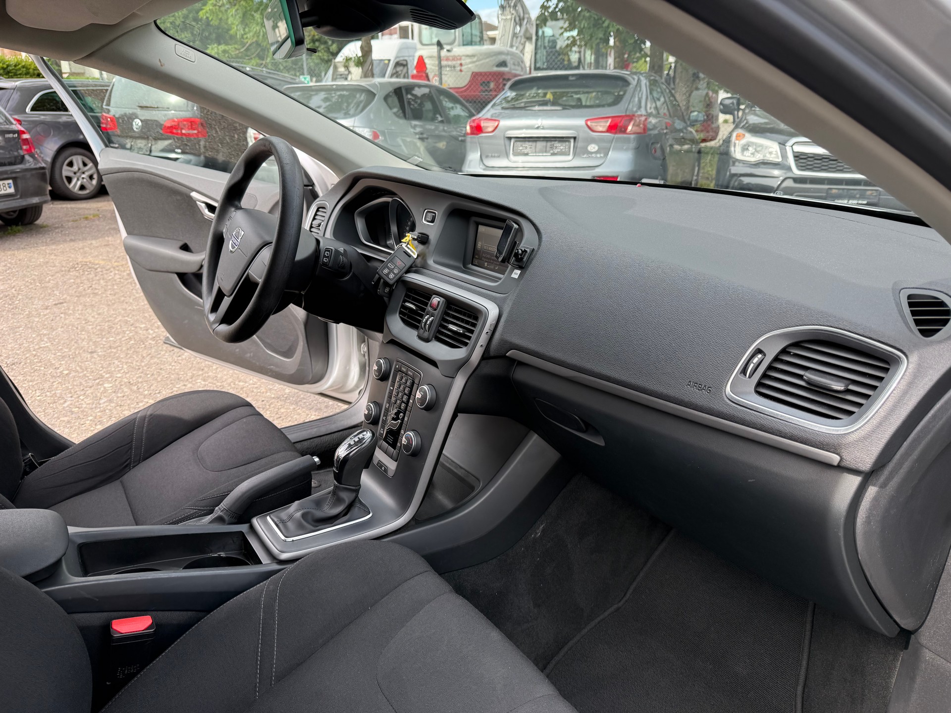 VOLVO V40 T2 Momentum Geartronic-image-6