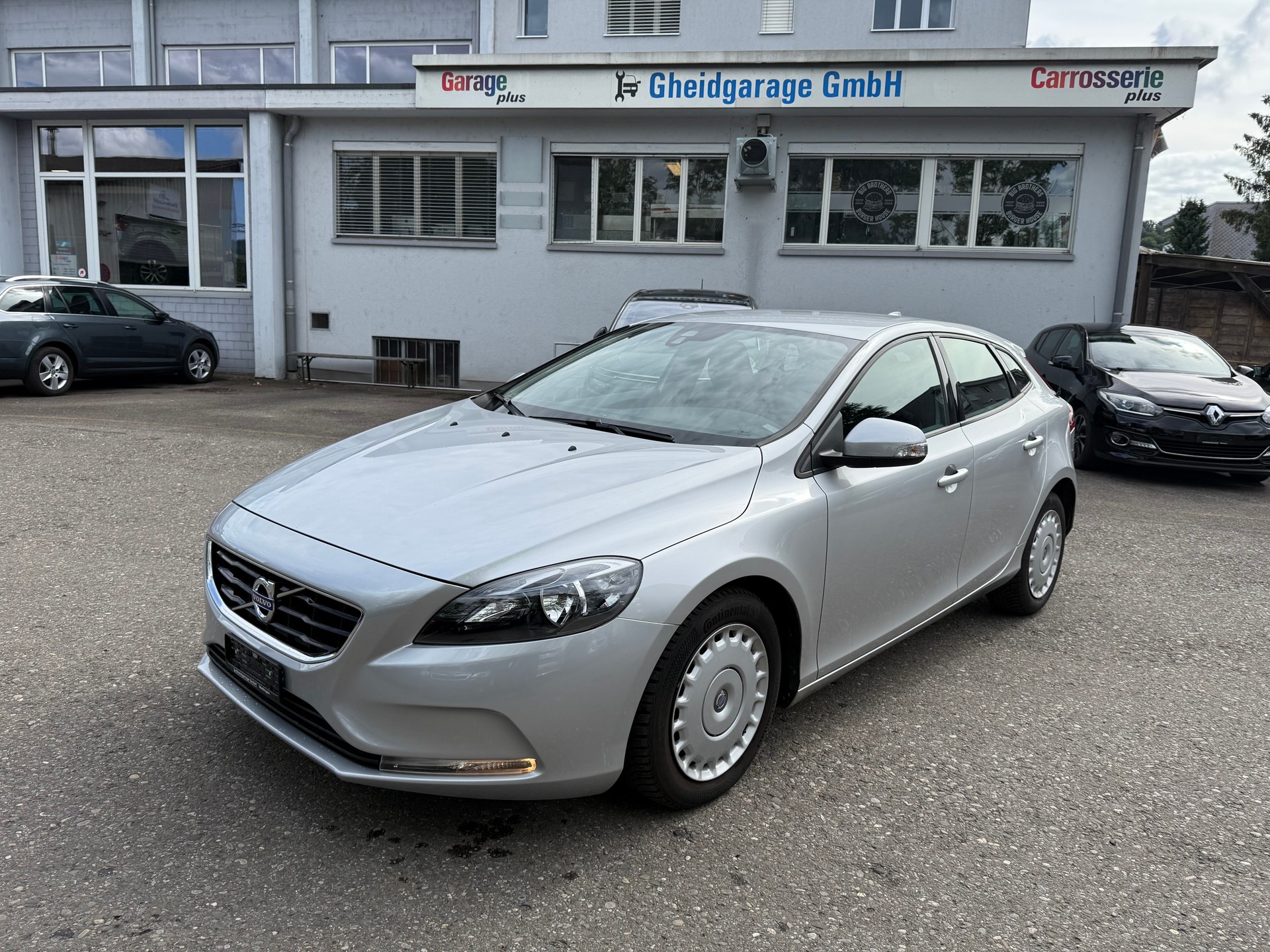 VOLVO V40 T2 Momentum Geartronic-image-0