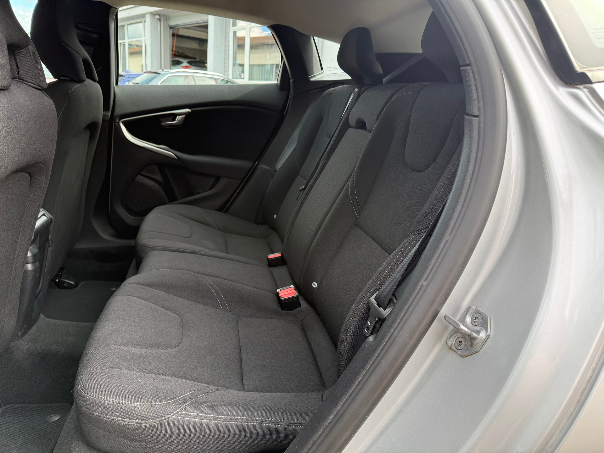VOLVO V40 T2 Momentum Geartronic-image-9