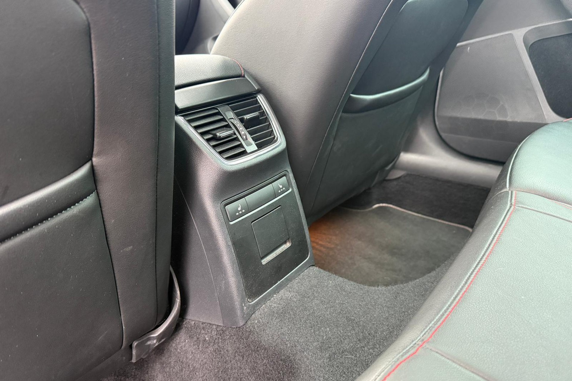 SKODA Octavia Combi 2.0 TSI RS 230 DSG-image-14