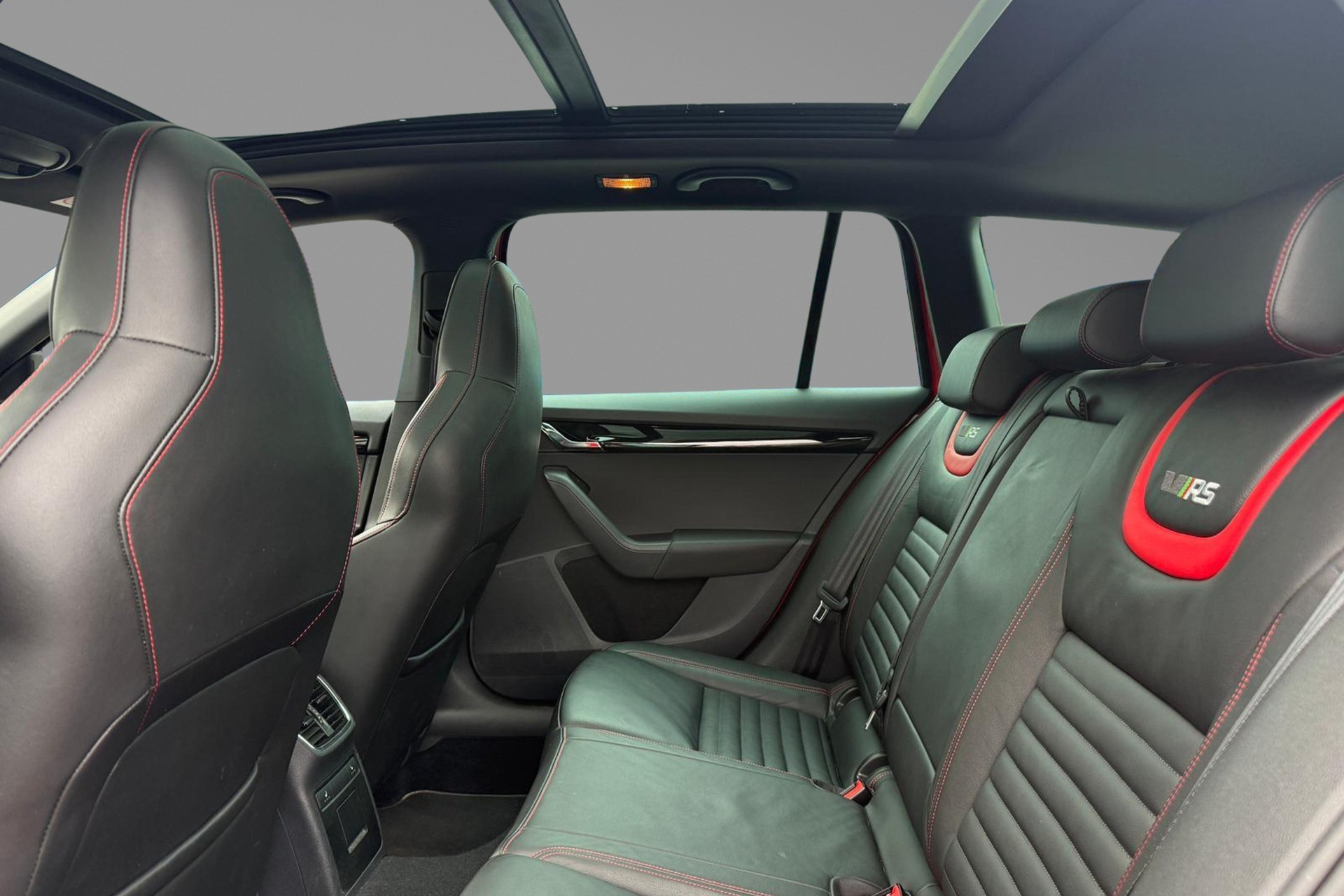SKODA Octavia Combi 2.0 TSI RS 230 DSG-image-13