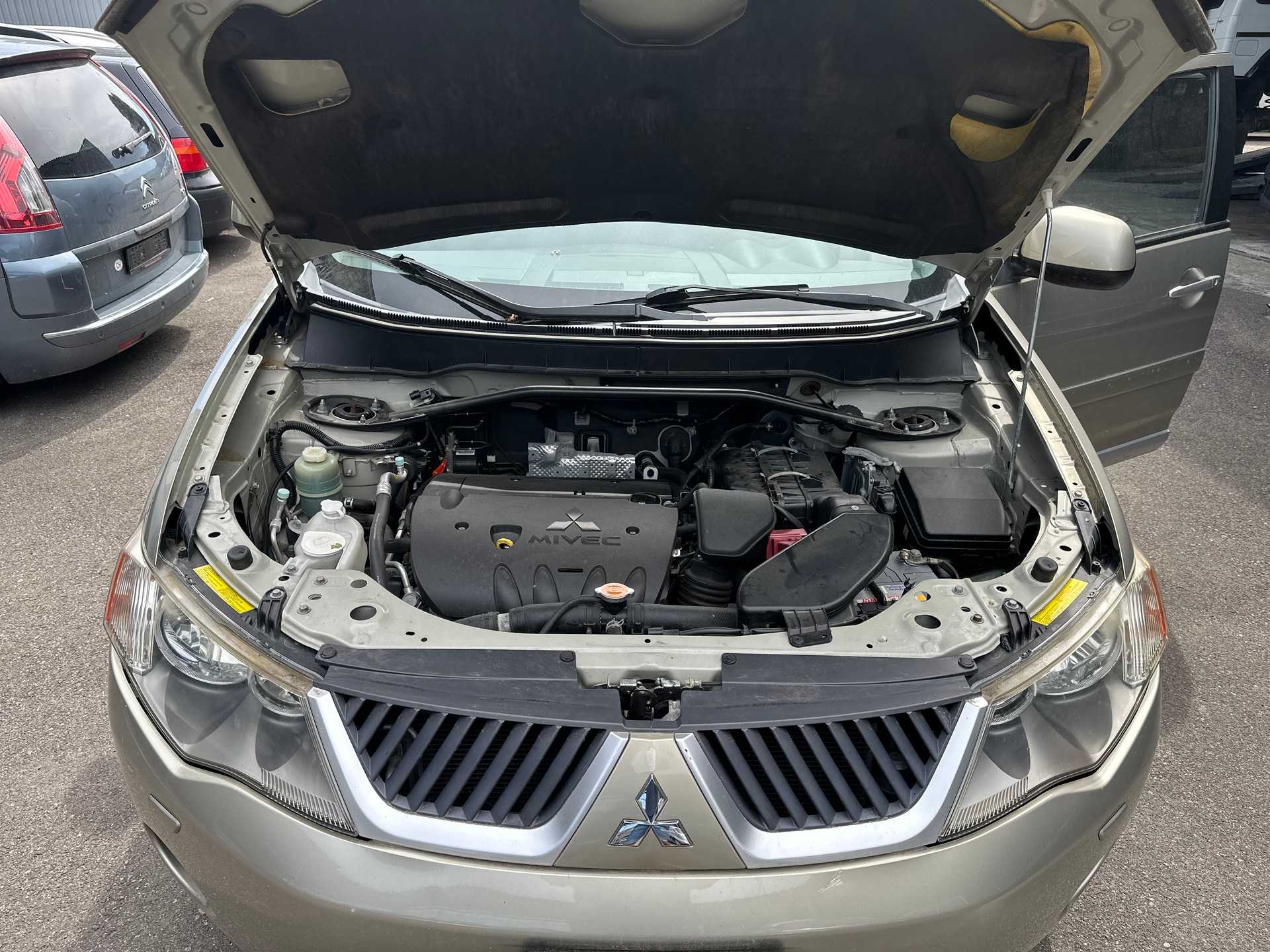 MITSUBISHI Outlander 2.4 Instyle 4WD CVT-image-4