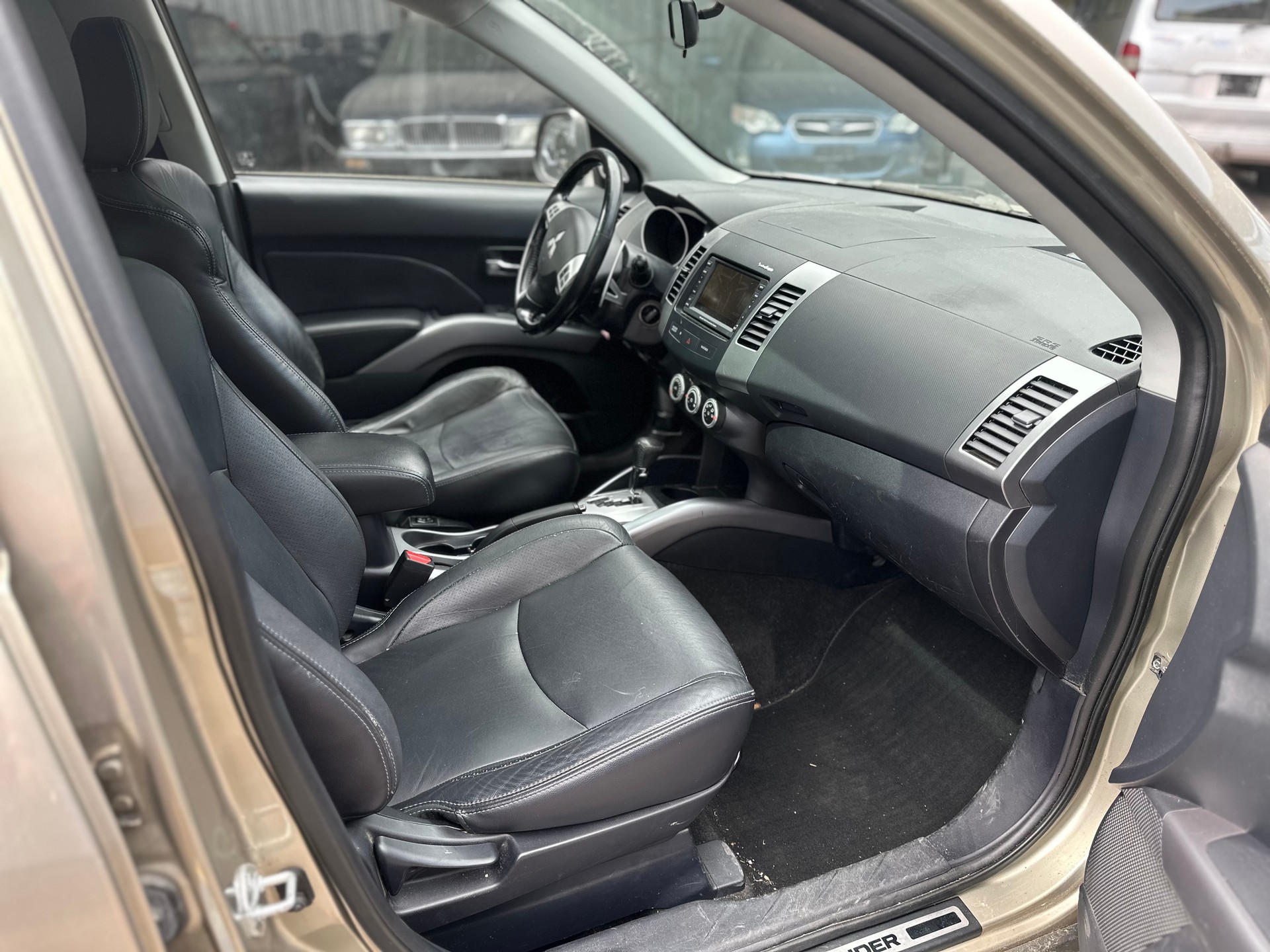 MITSUBISHI Outlander 2.4 Instyle 4WD CVT-image-6