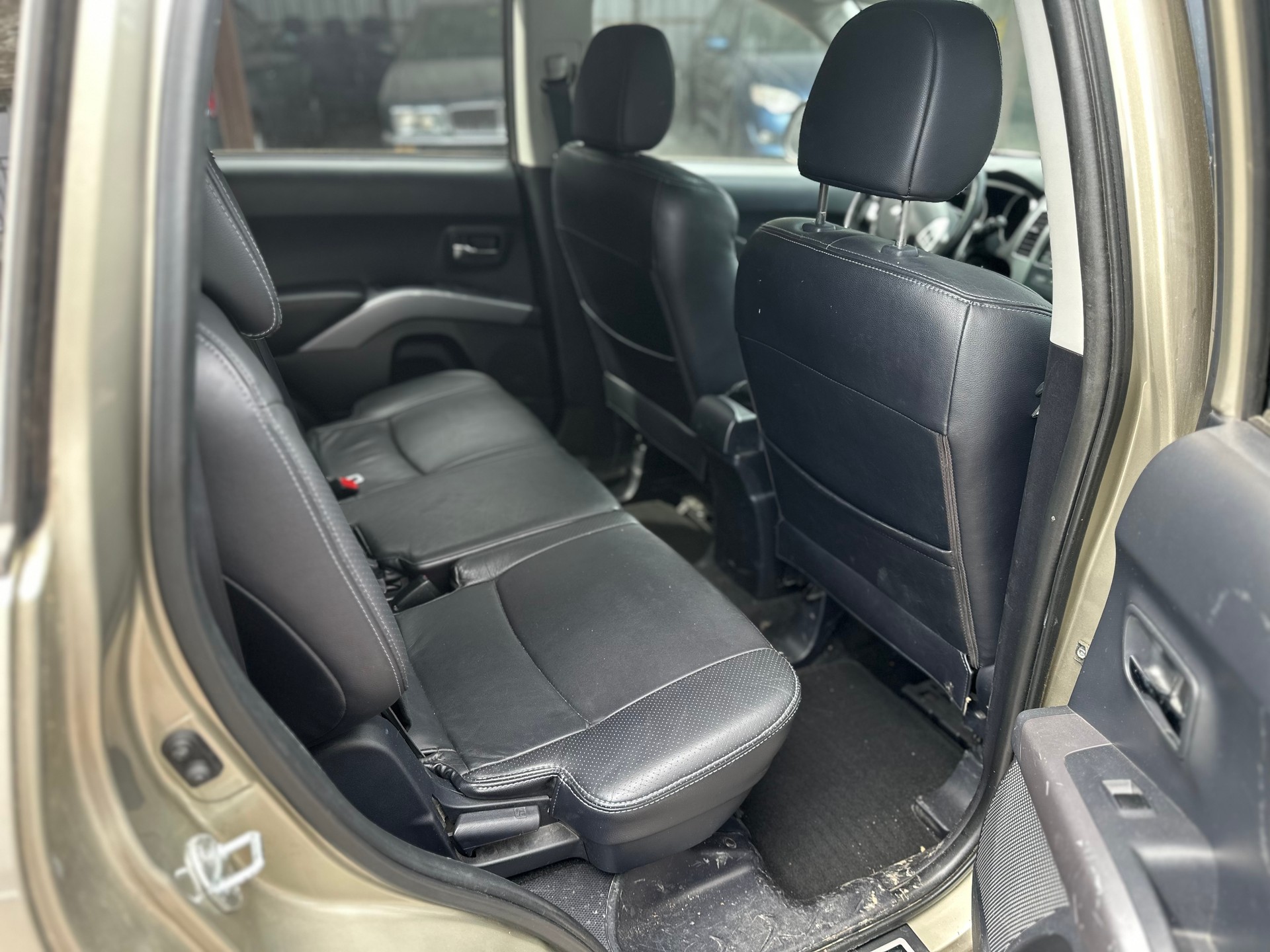 MITSUBISHI Outlander 2.4 Instyle 4WD CVT-image-8