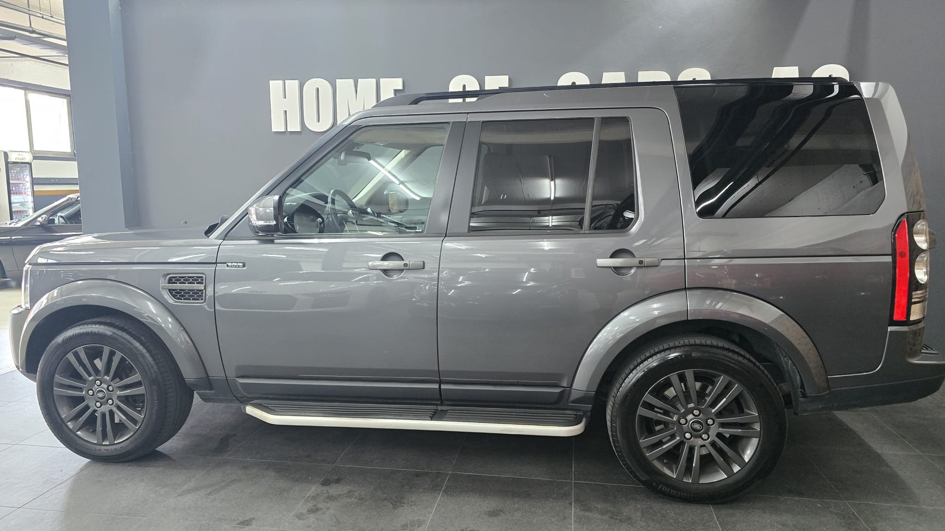 LAND ROVER Discovery 3.0 SDV6 Graphite Automatic-image-4