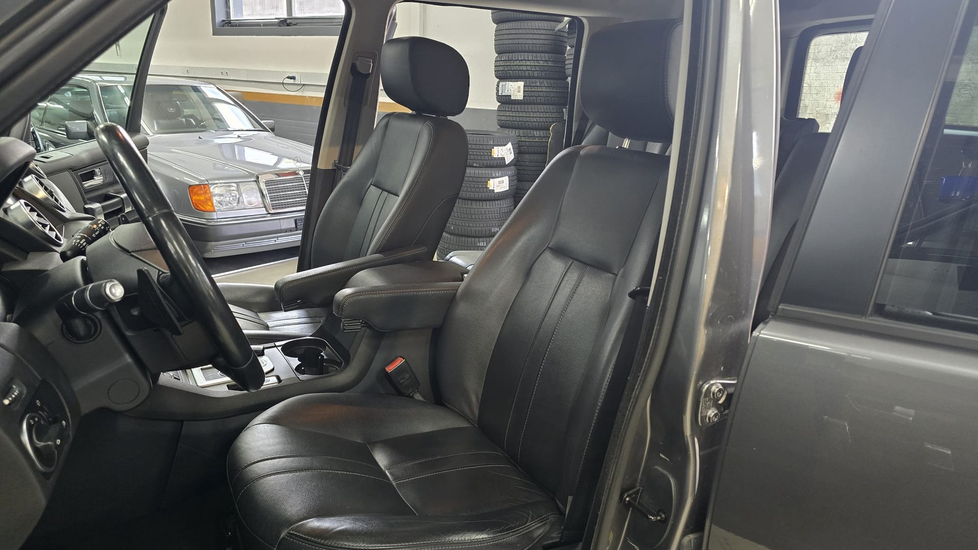 LAND ROVER Discovery 3.0 SDV6 Graphite Automatic-image-14