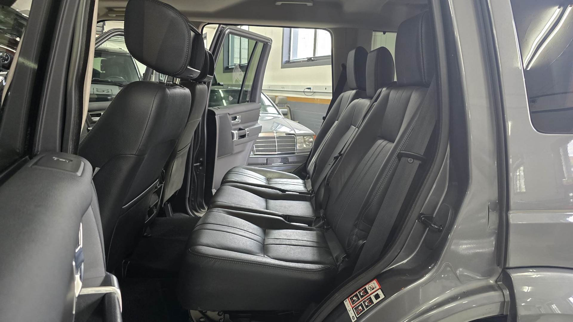 LAND ROVER Discovery 3.0 SDV6 Graphite Automatic-image-17