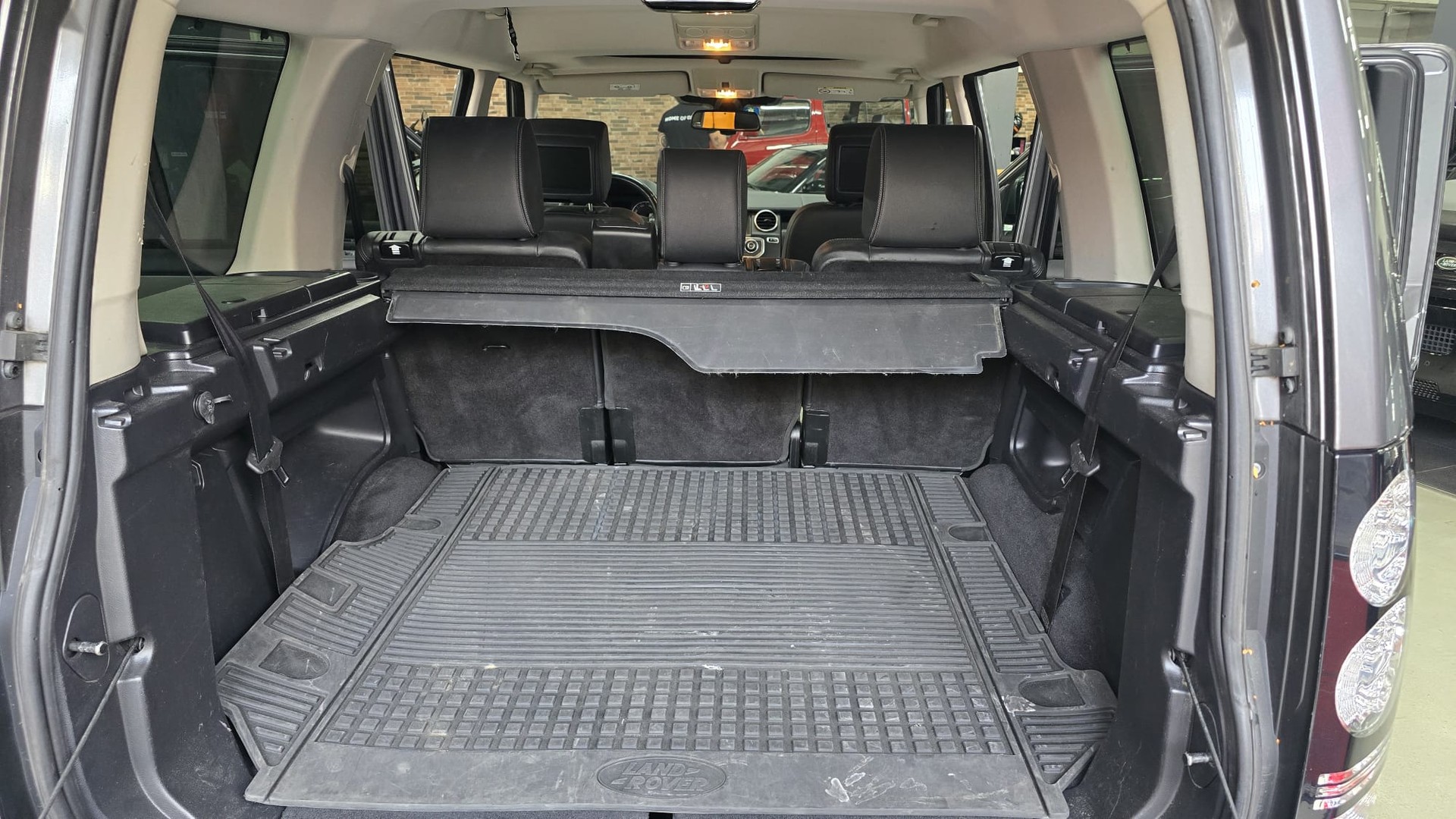 LAND ROVER Discovery 3.0 SDV6 Graphite Automatic-image-21