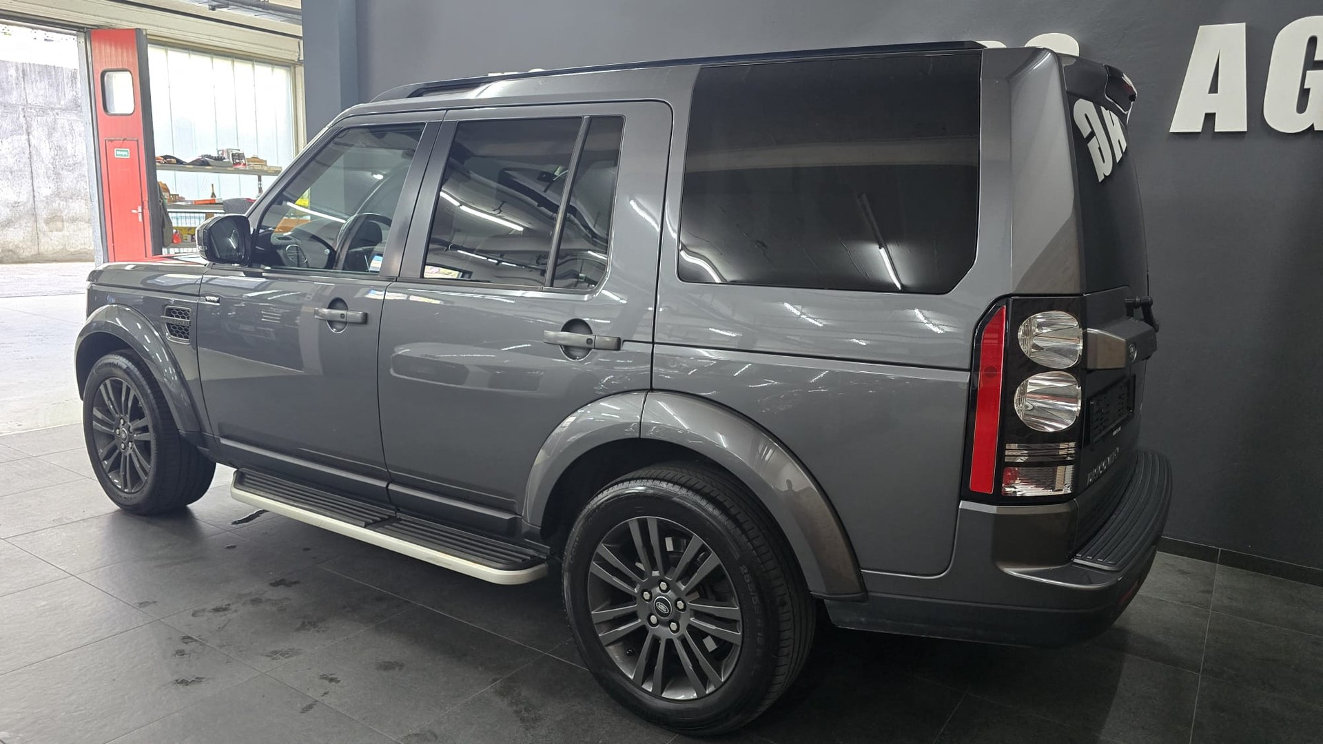 LAND ROVER Discovery 3.0 SDV6 Graphite Automatic-image-5