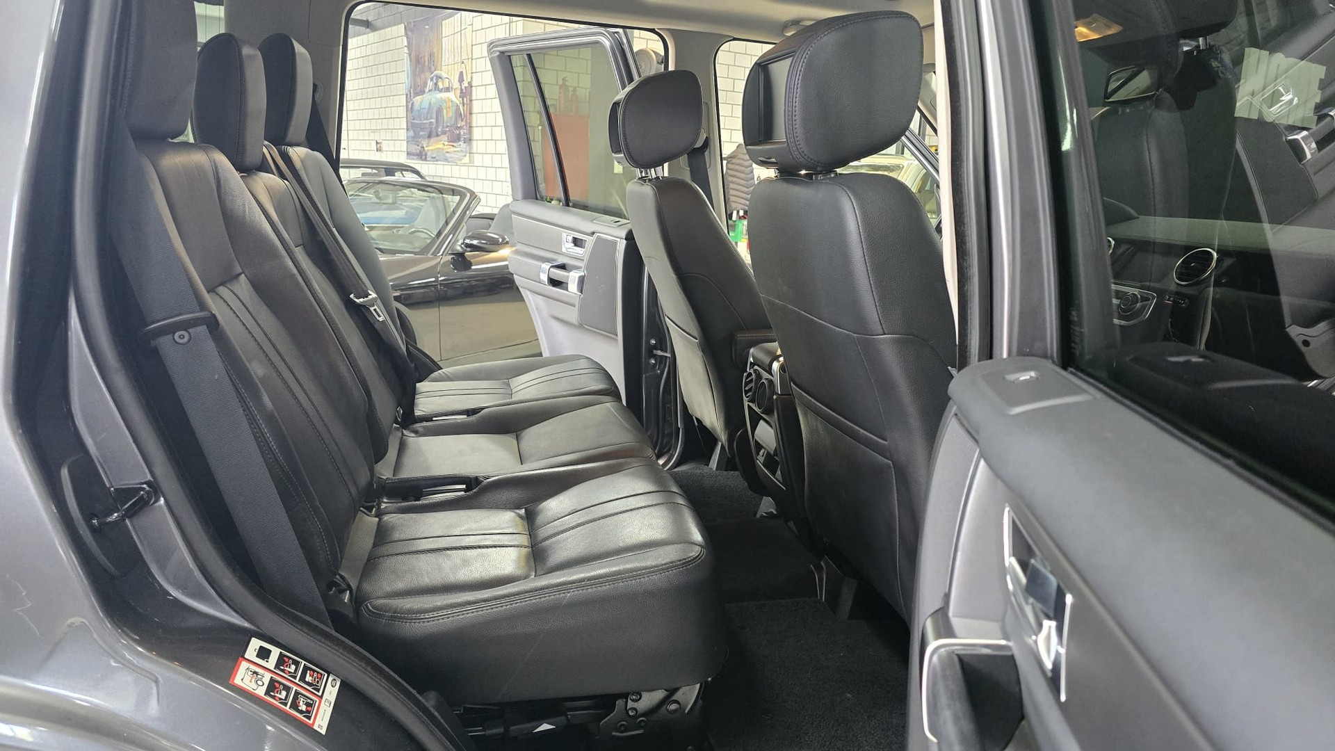 LAND ROVER Discovery 3.0 SDV6 Graphite Automatic-image-18