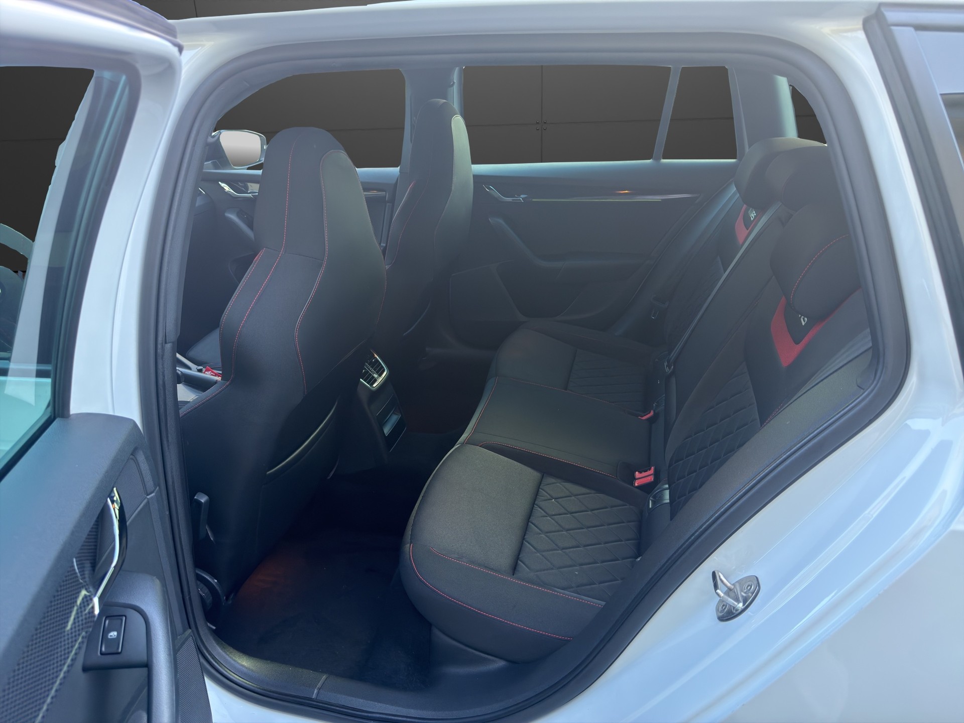 SKODA Octavia Combi 2.0 TDI RS 4x4 DSG-image-22