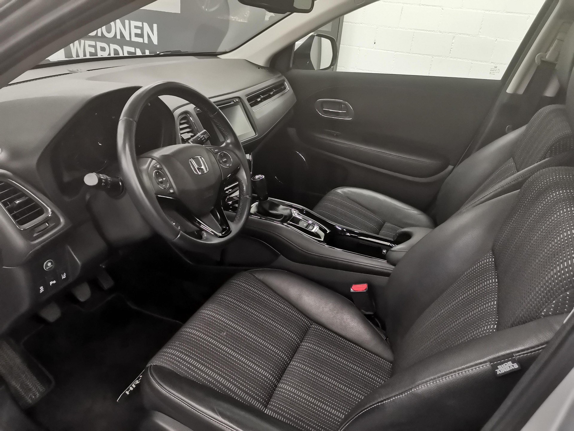 HONDA HR-V 1.5i-VTEC Executive-image-6