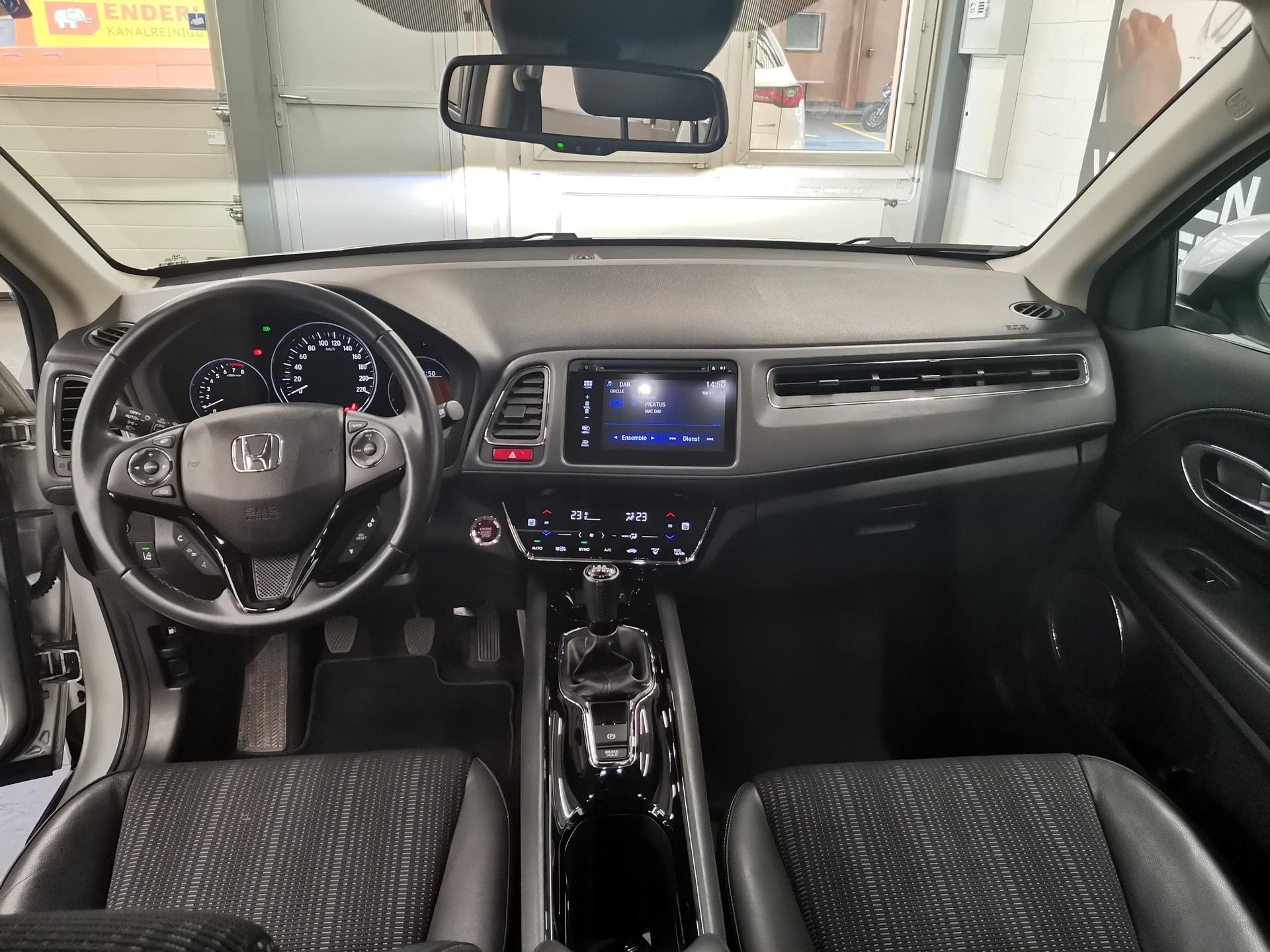 HONDA HR-V 1.5i-VTEC Executive-image-8