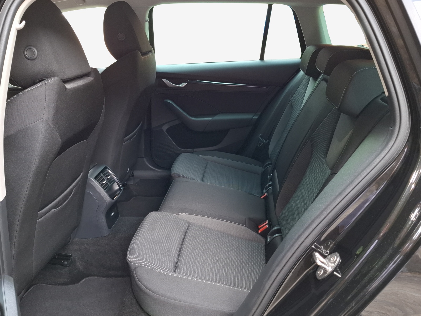 SKODA Octavia Combi 2.0 TDI DSG Selection-image-11