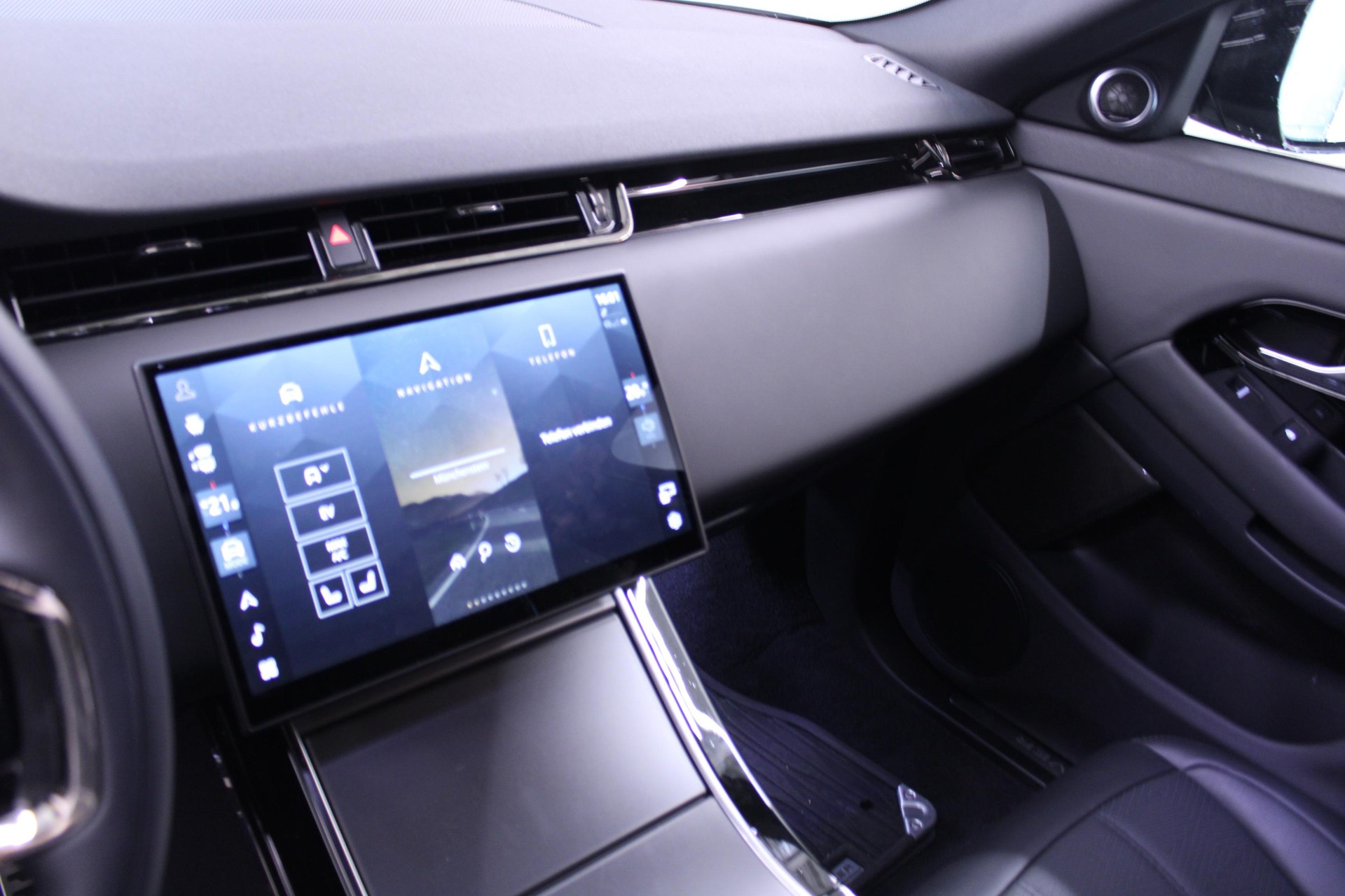 LAND ROVER Range Rover Evoque 1.5 T 270e Dynamic HSE-image-10