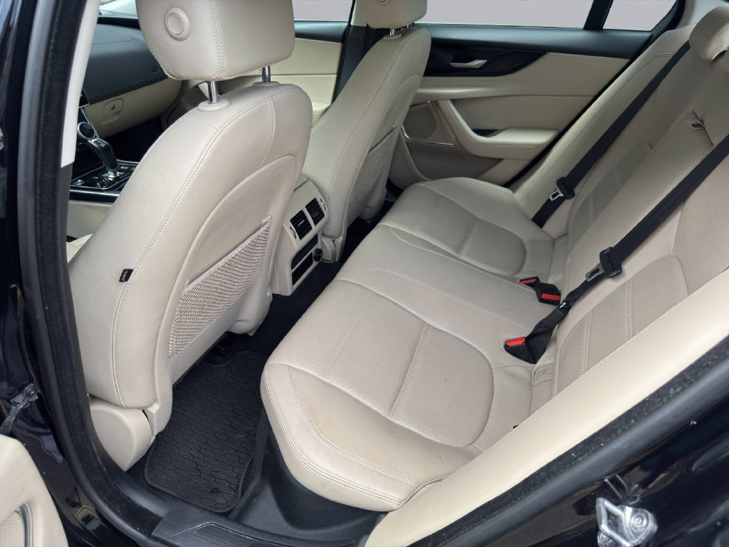 JAGUAR XE 2.0 T 250 S-image-10