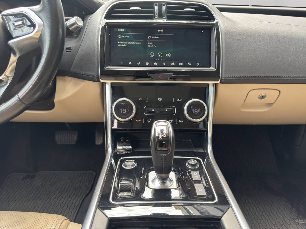 JAGUAR XE 2.0 T 250 S-image-11