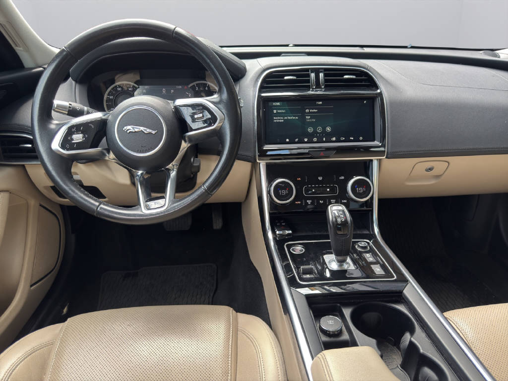 JAGUAR XE 2.0 T 250 S-image-12