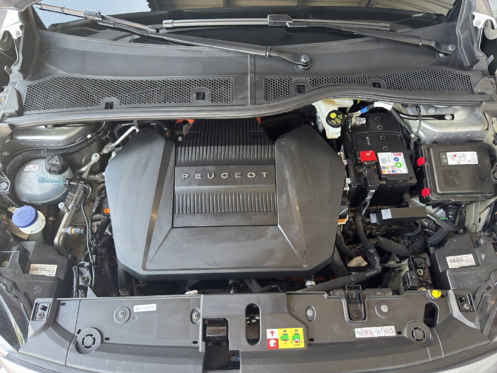 PEUGEOT 208 e-GT-image-8