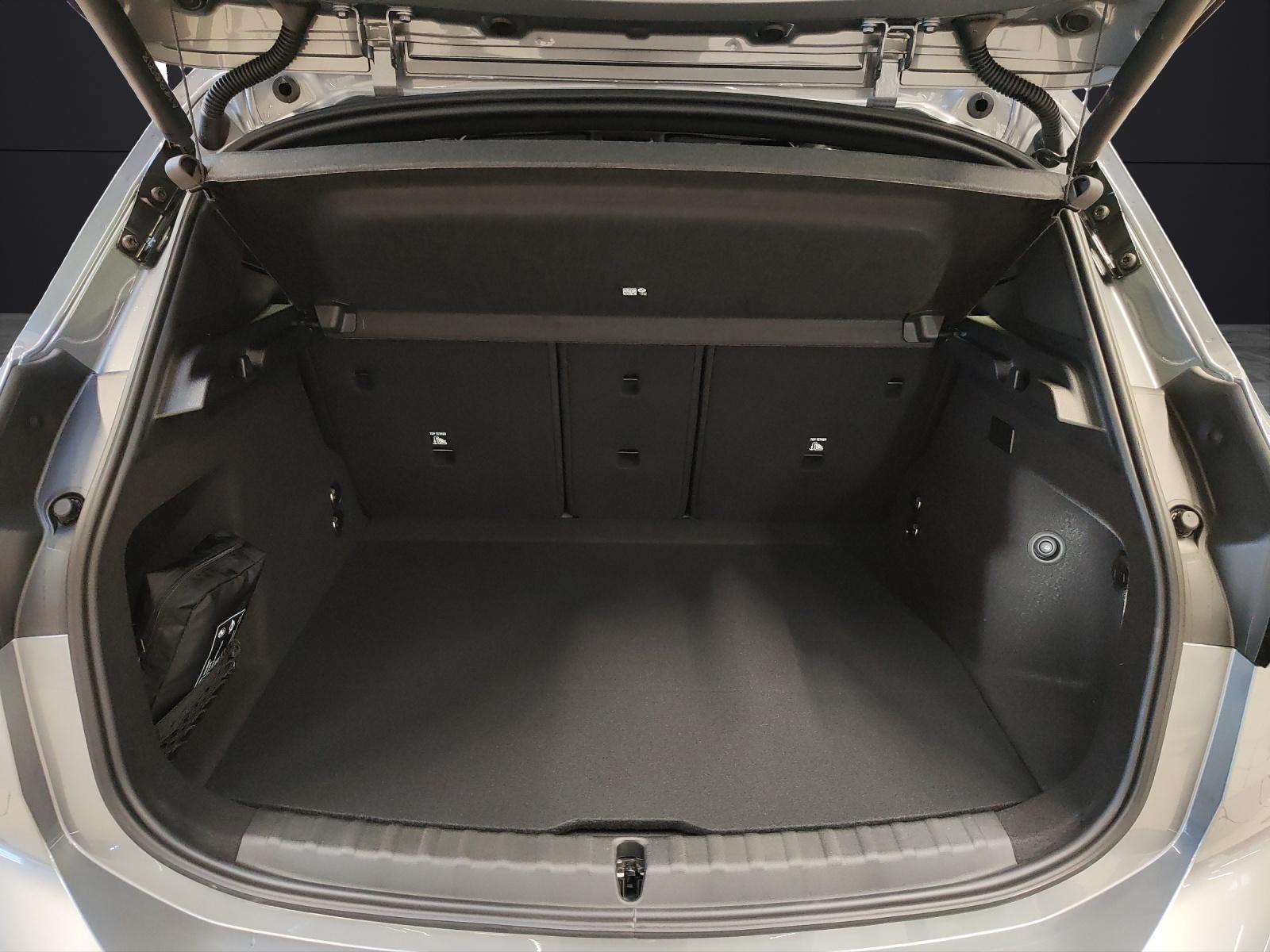 BMW 230e xDrive Active Tourer-image-12
