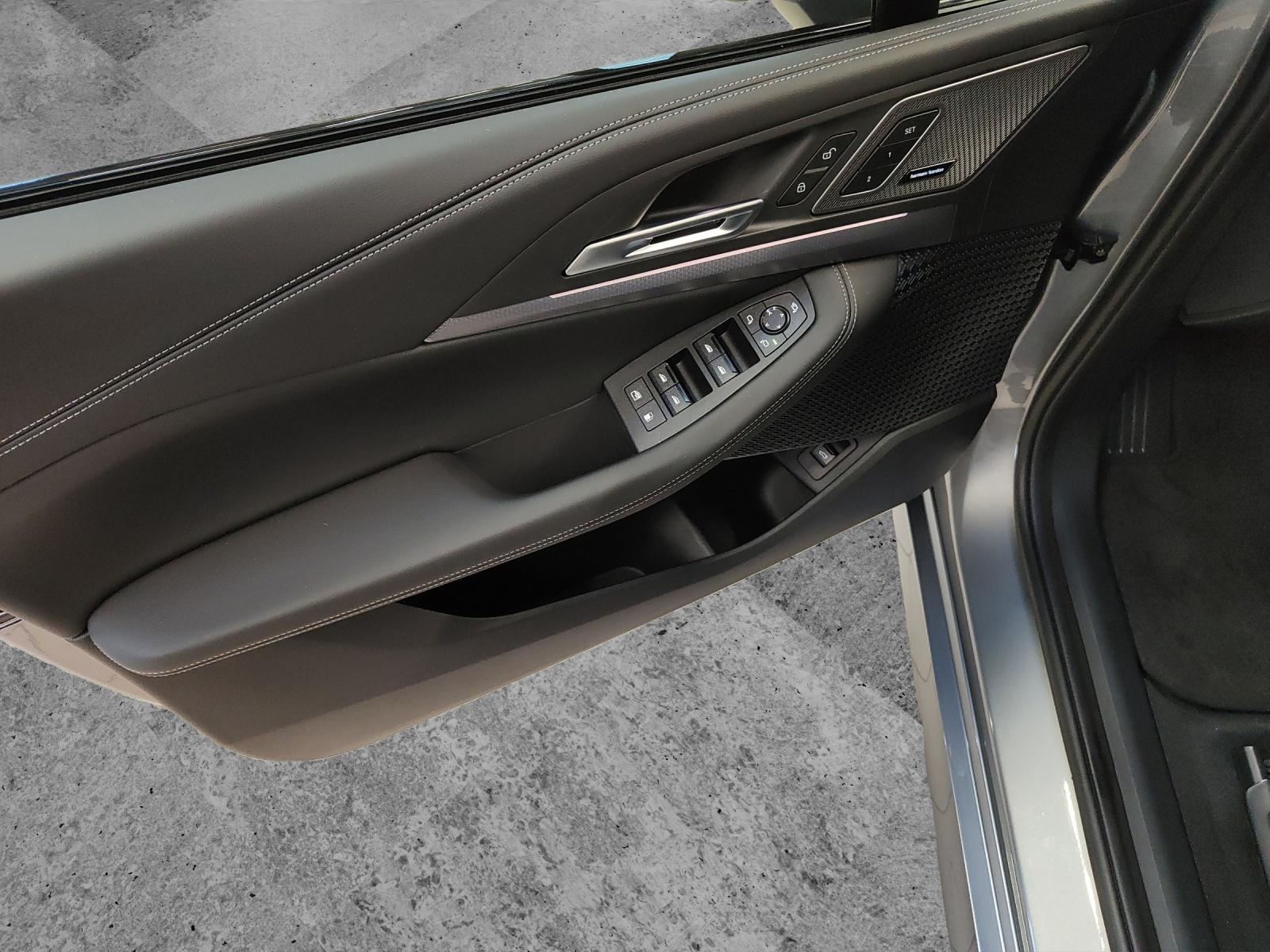 BMW 230e xDrive Active Tourer-image-10